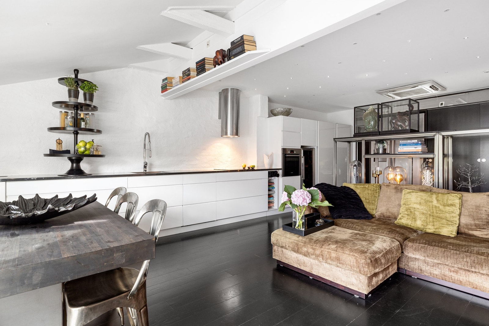 Legg merke til de plassbygde hyllene oppunder taket. Galleribilde