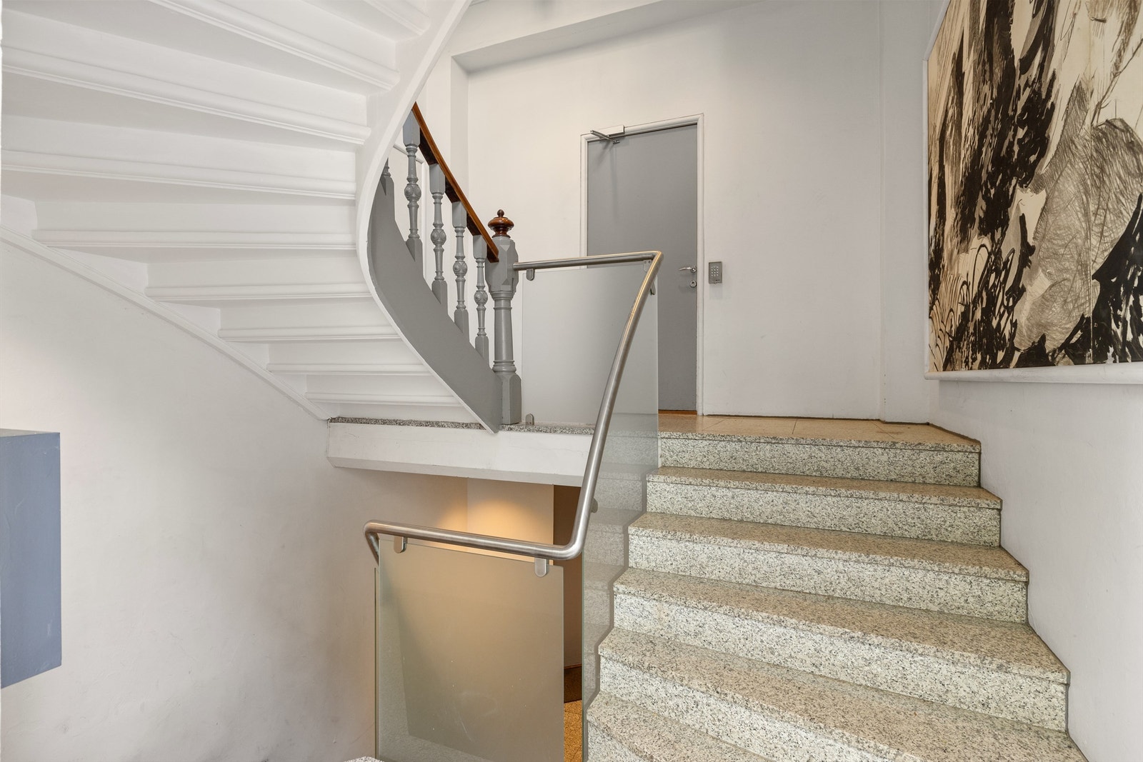 Selveierleiligheten er beliggende i byggets 3. etasje, med adkomst via felles trappegang med callinganlegg med kamera. Galleribilde