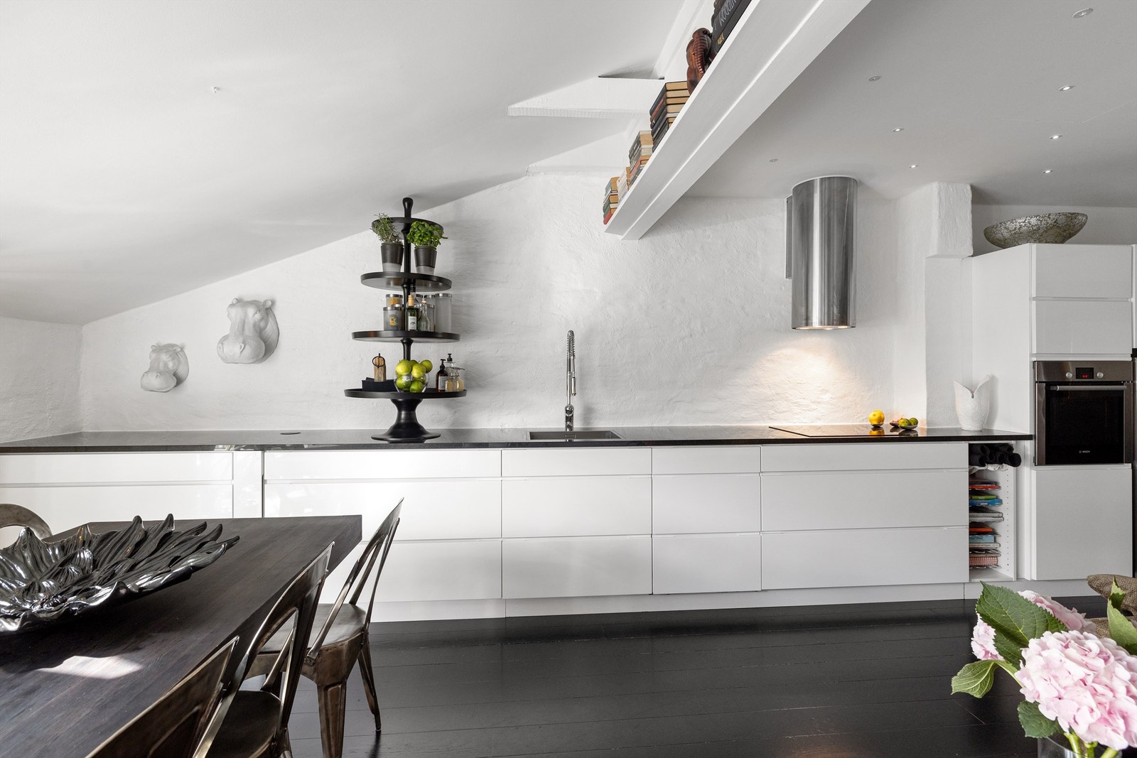 Kvik kjøkkeninnredning fra 2012 med integrert stekeovn, platetopp og oppvaskmaskin. Frittstående kjøleskap. Galleribilde