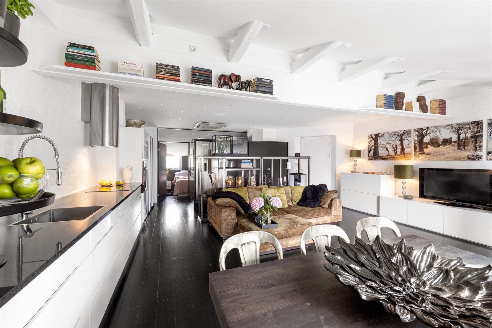 Meget lys og romslig stue med åpen kjøkkenløsning. Galleribilde