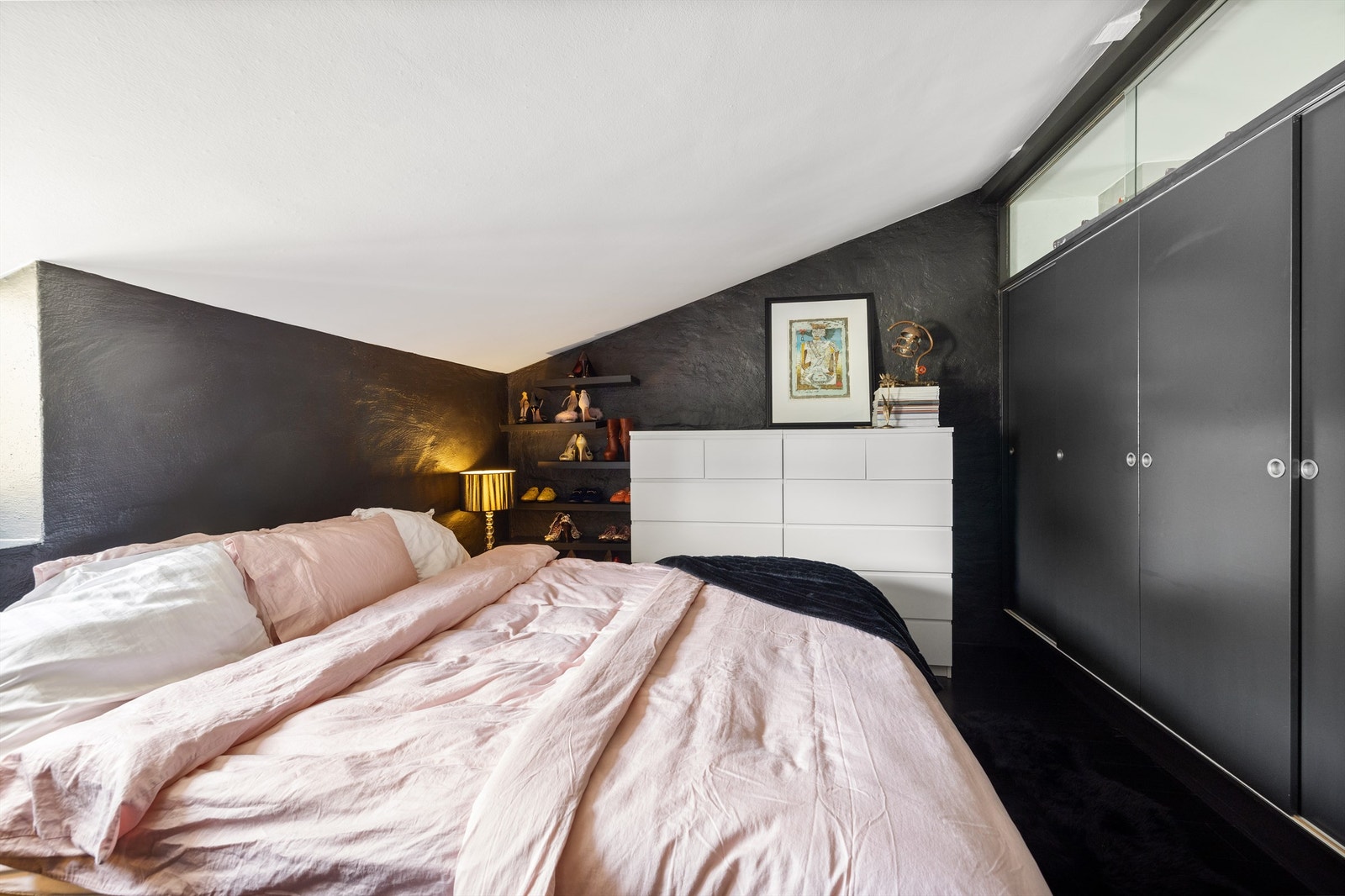 Godt med oppbevaringsplass i skyvedørsgarderobe. Galleribilde