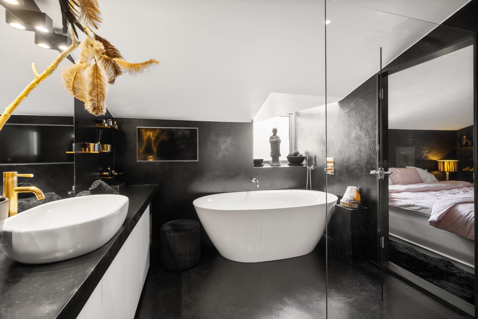 Baderommet har gulvvarme, Microsement på gulv og vegger, mekanisk ventilasjon, samt opplegg for TV. Galleribilde