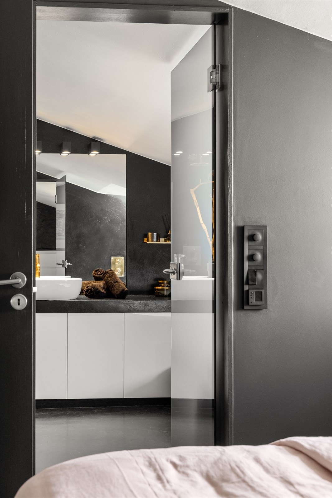 Det er varme i vegg på soverom og bad. Galleribilde