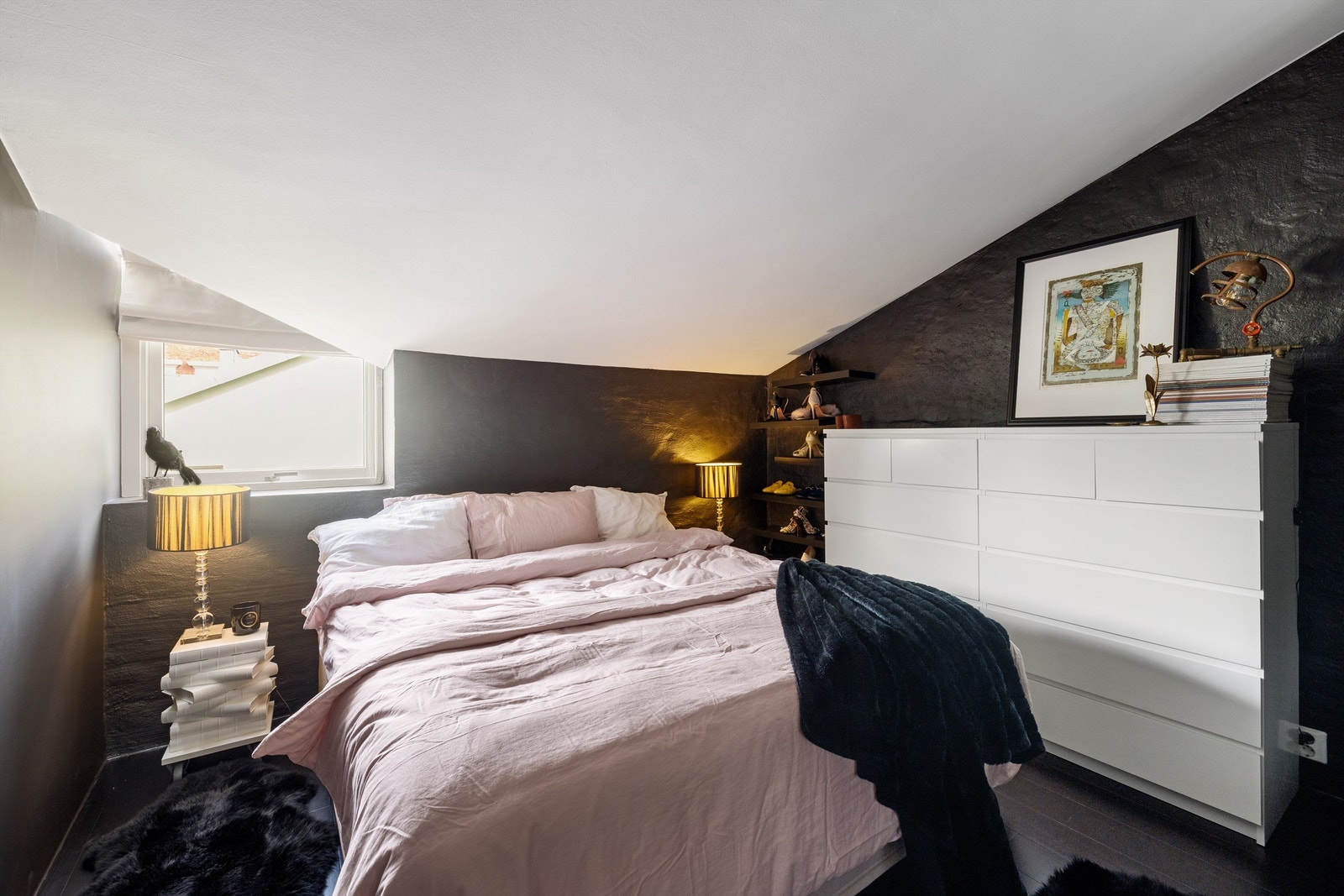 God plass til dobbeltseng med tilhørende nattbord. Galleribilde