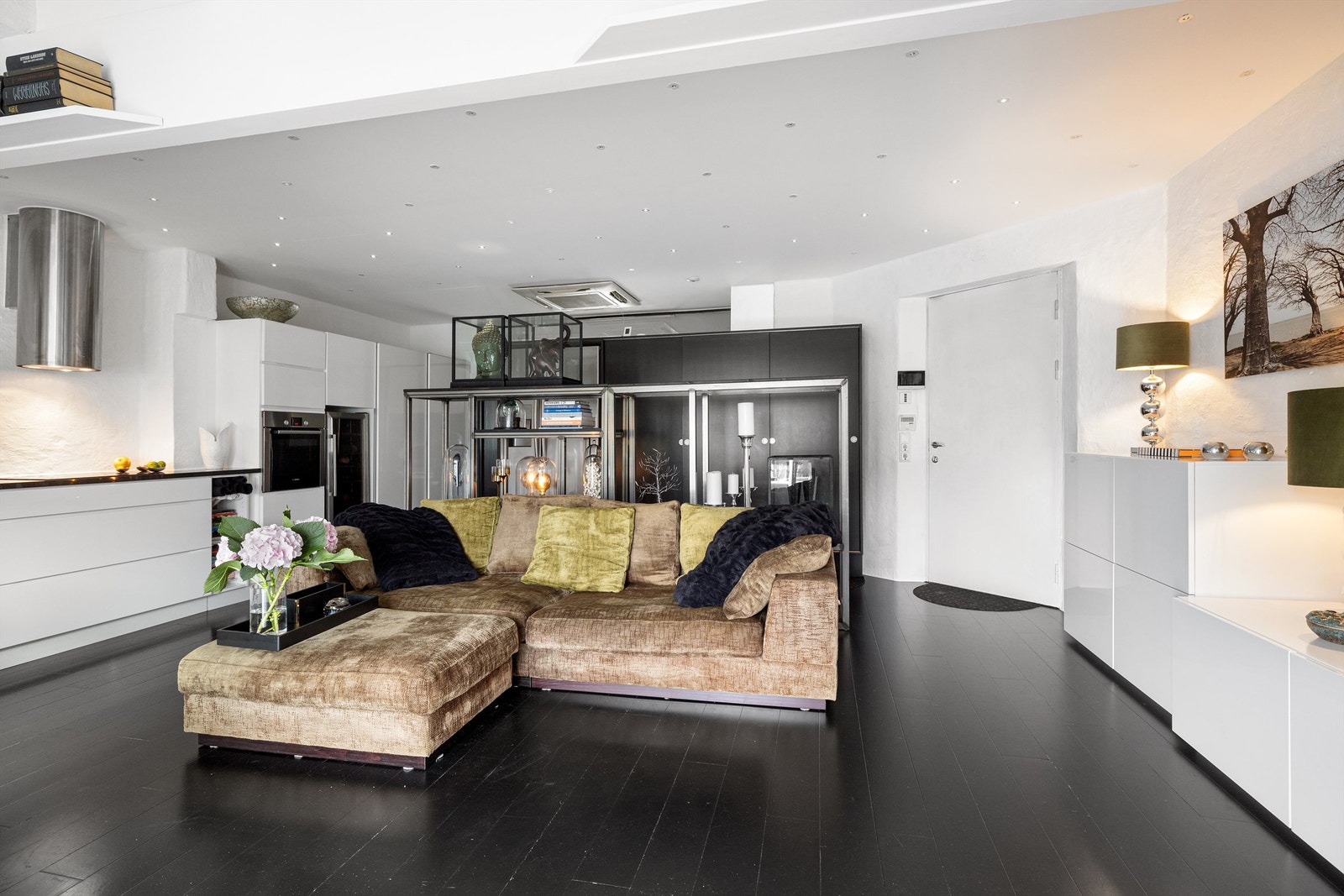 Downlights i himling, og gulvflater belagt med parkett. Galleribilde