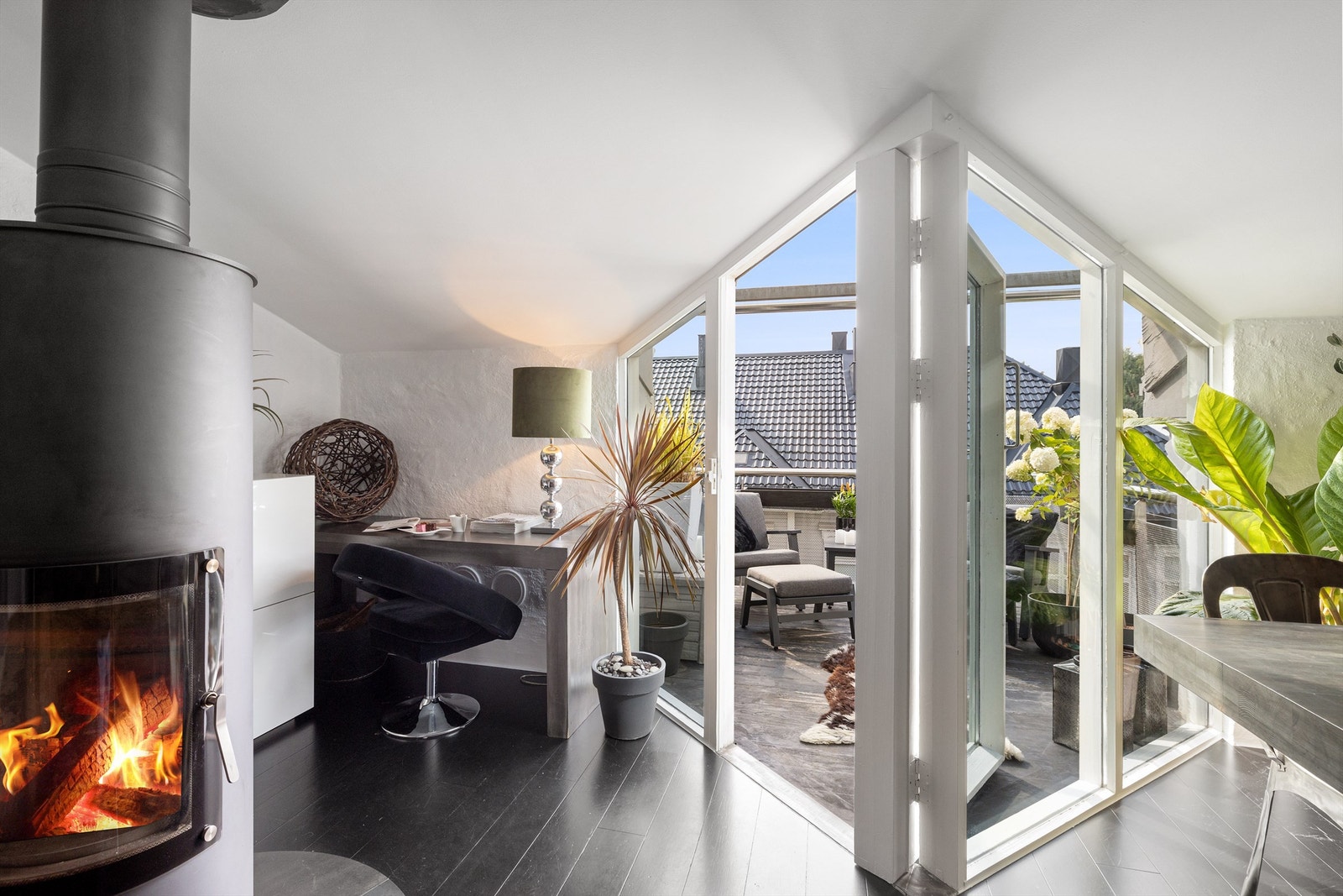 Praktisk kontorplass i hjørnet. Galleribilde