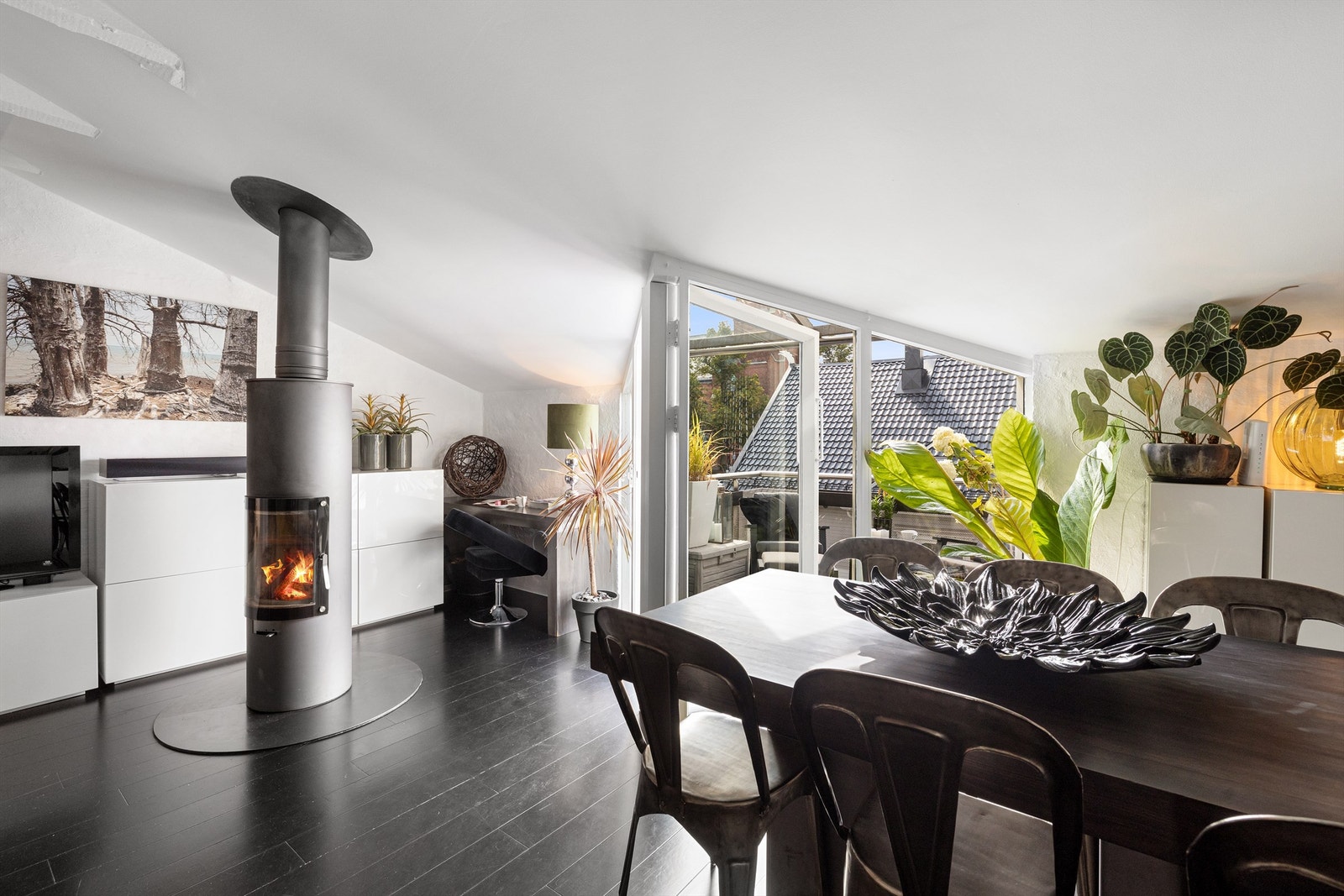 Den flotte peisen skaper stemning og varmer godt på kalde dager. Galleribilde