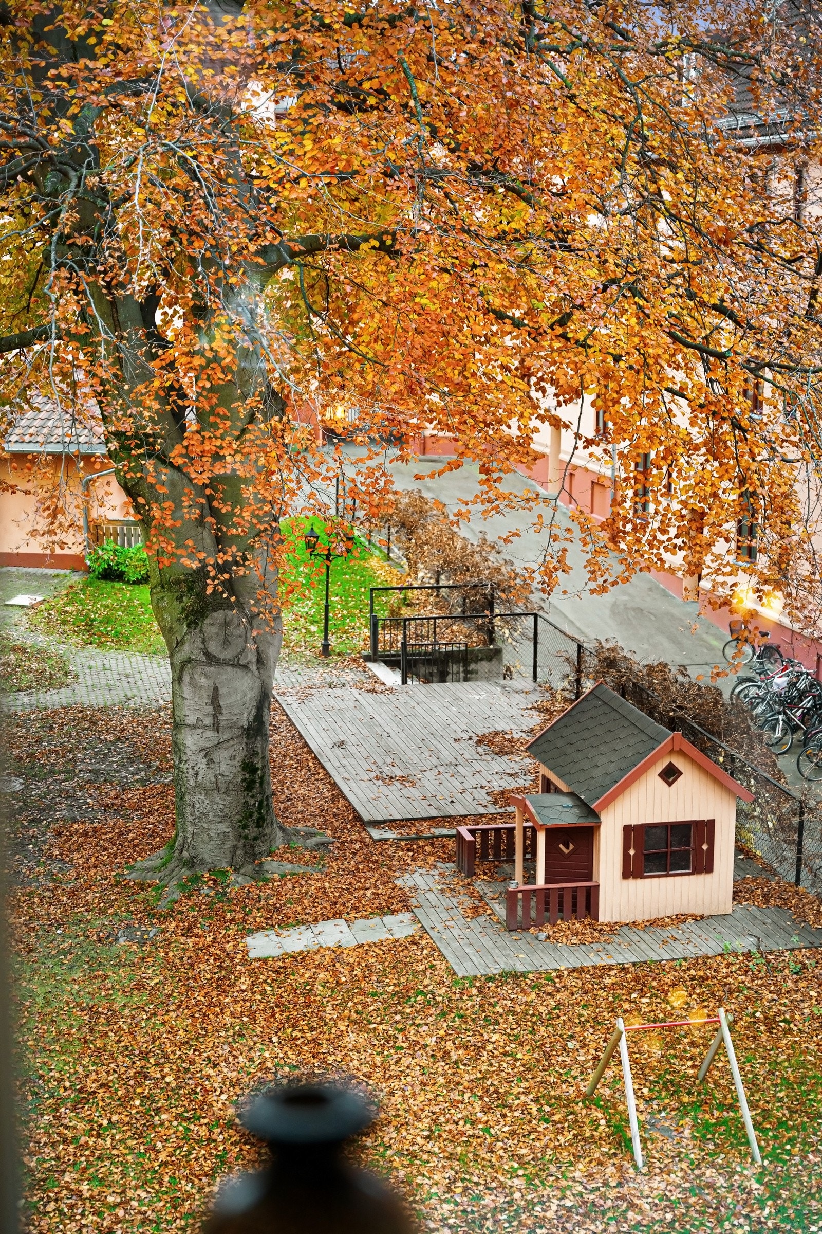 I bakgården settes det ut sittegrupper for beboerne og her kan også sykler parkeres. Galleribilde