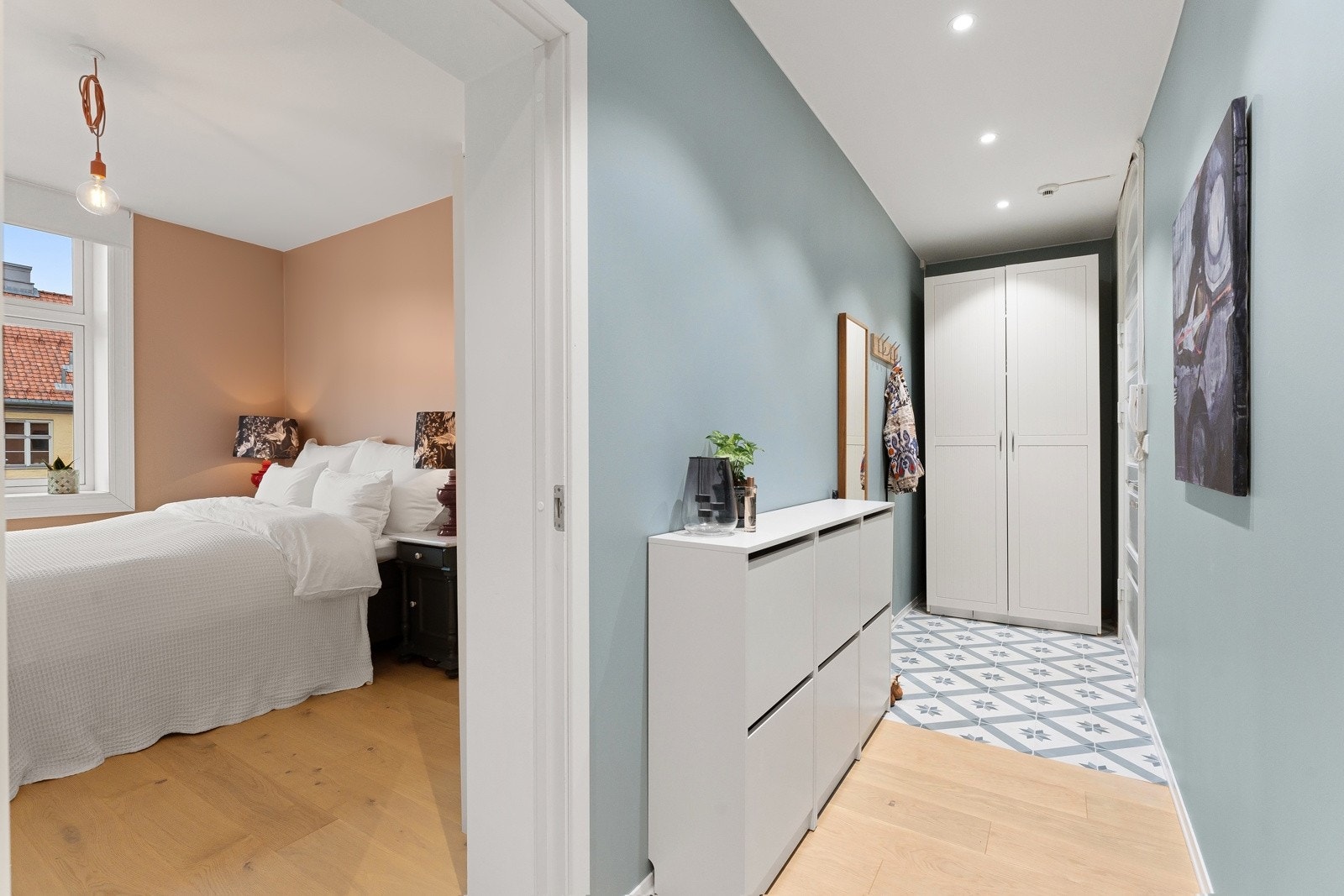 Soverom ligger praktisk plassert vekk fra kjøkken og stue. Galleribilde