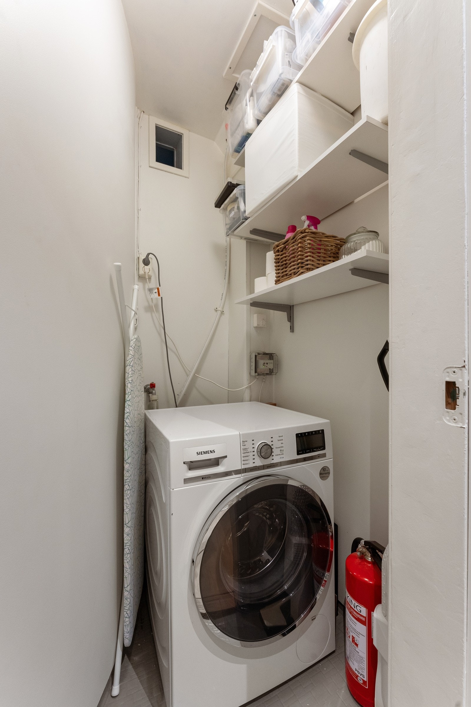 Boligen har innvendig bod med opplegg for vaskemaskin. Galleribilde