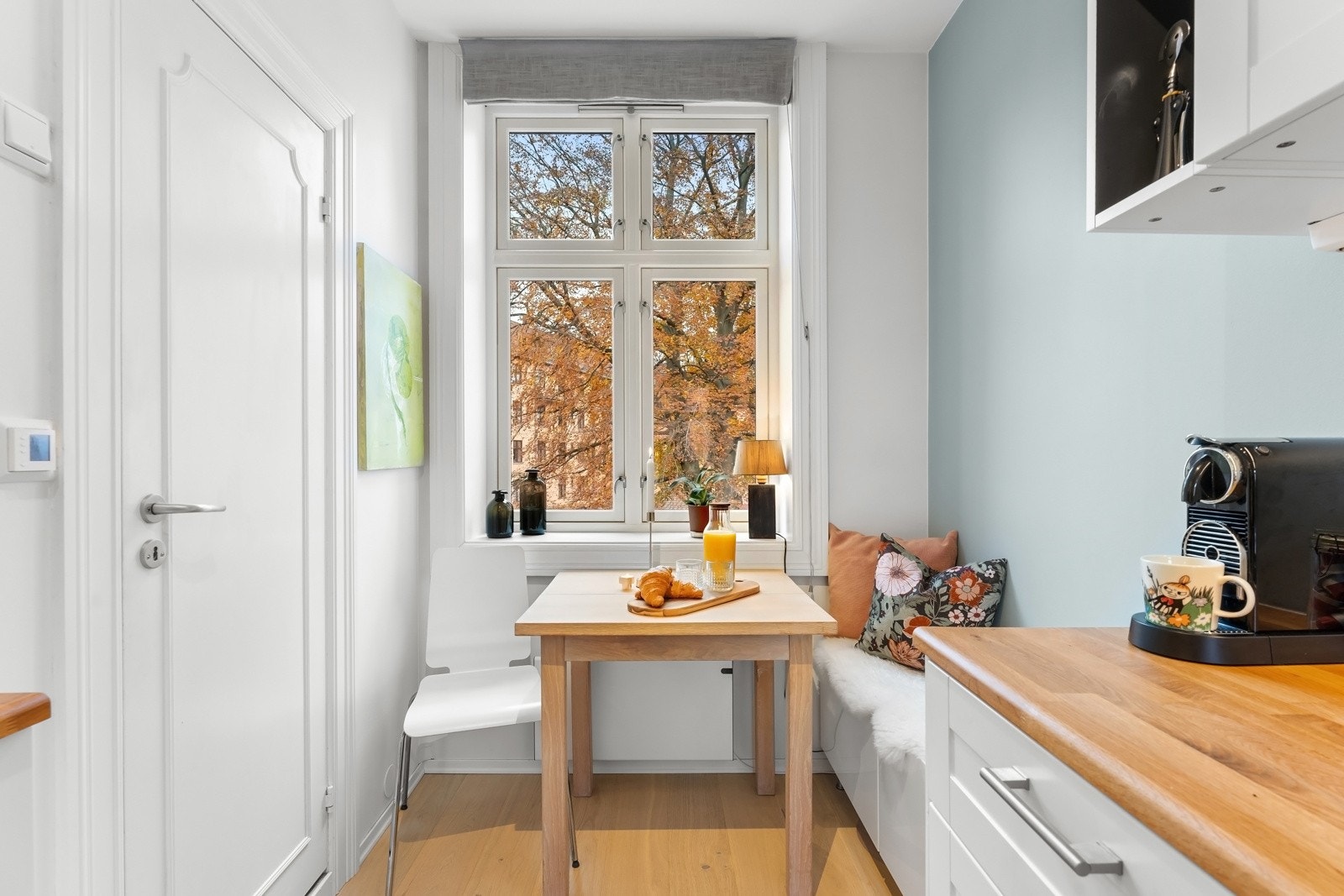 Kjøkkenet har spiseplass som vender ut mot borettslagets idylliske bakgård. Galleribilde