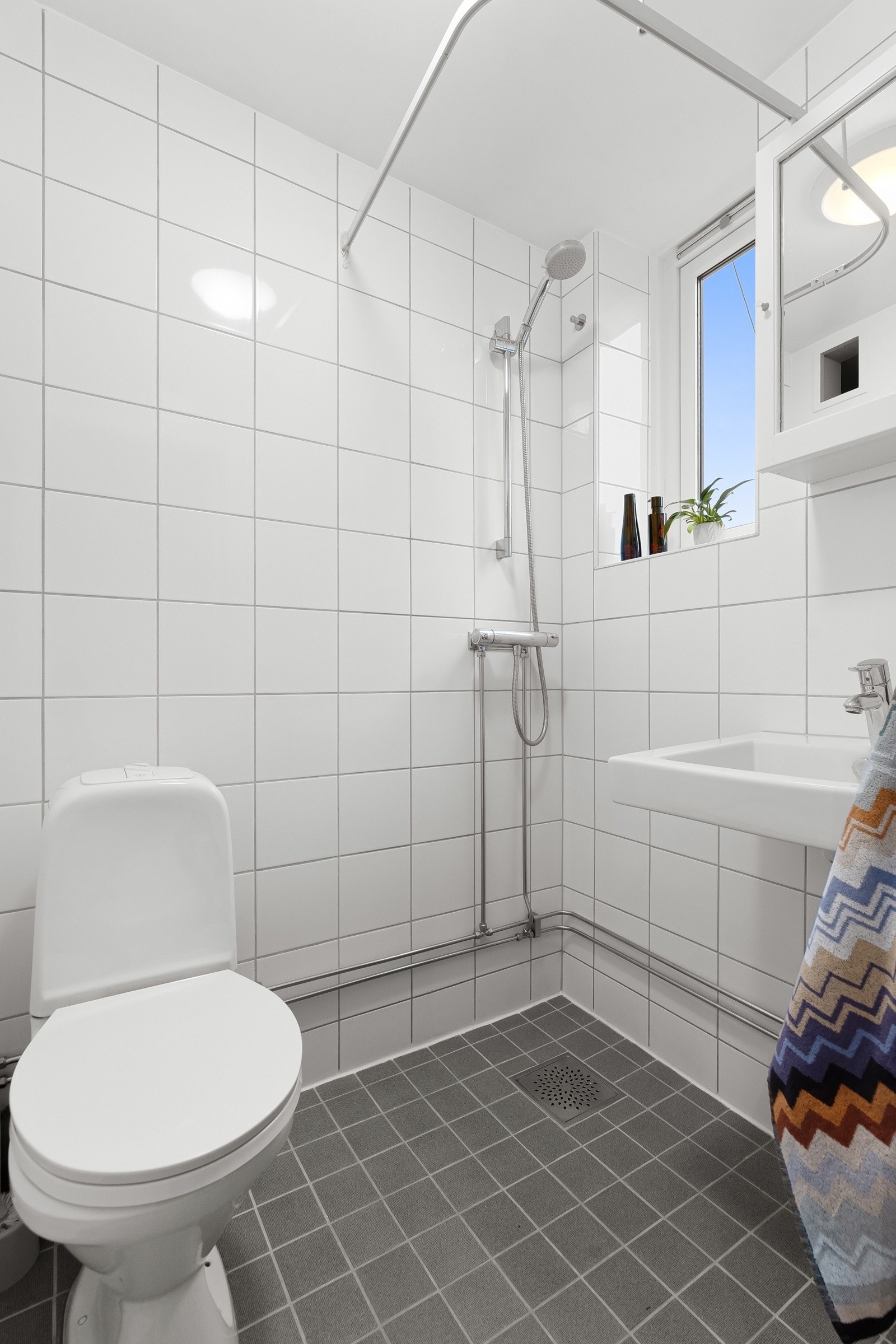 Boligen har en pent flislagt bad/wc som er pusset opp i regi av tidligere eier i 2010. Varme i gulv og opplegg for vaskemaskin i innvendig bod. Galleribilde