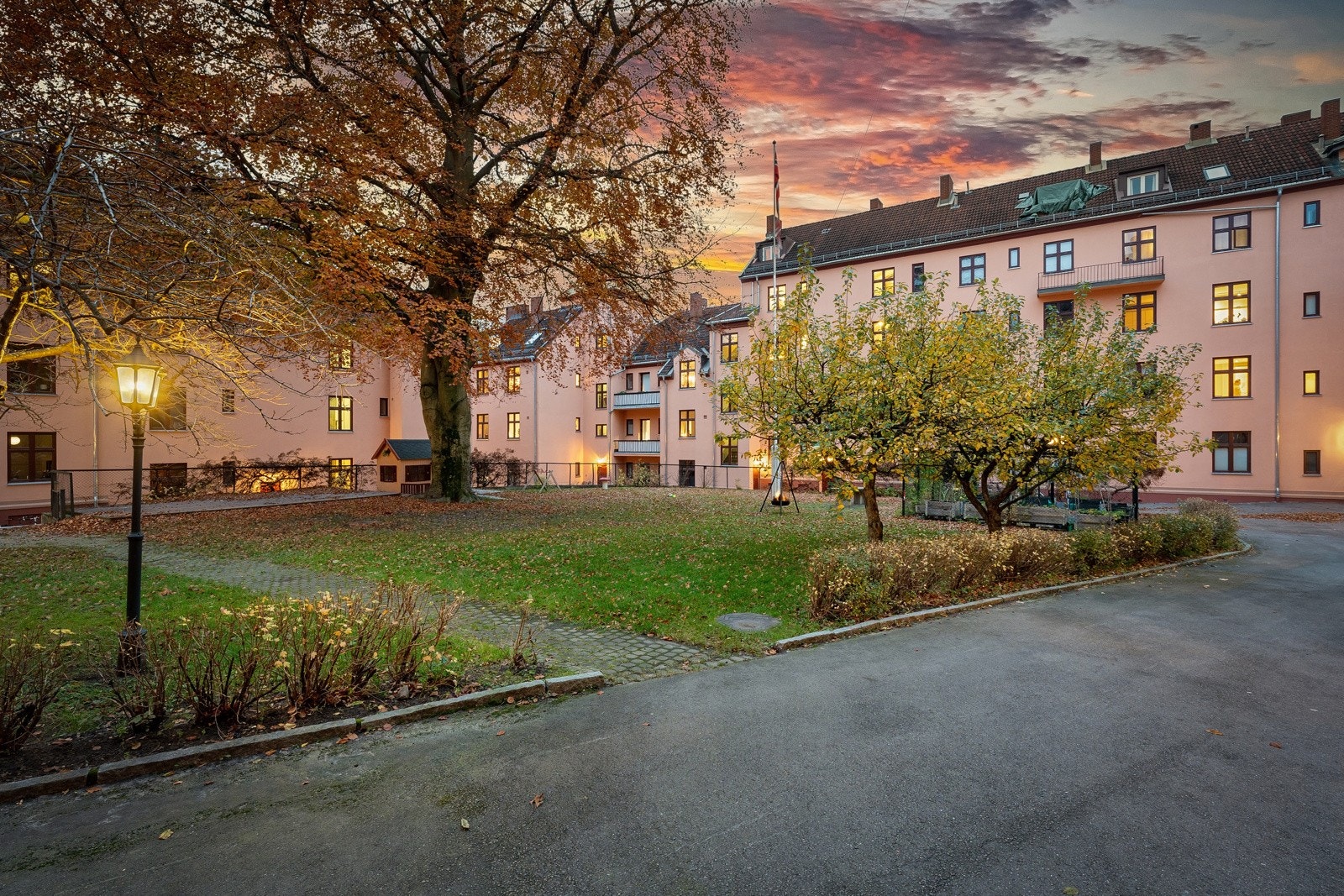 Borettslaget ligger skjermet, og godt tilbaketrukket fra trafikkstøy. Galleribilde