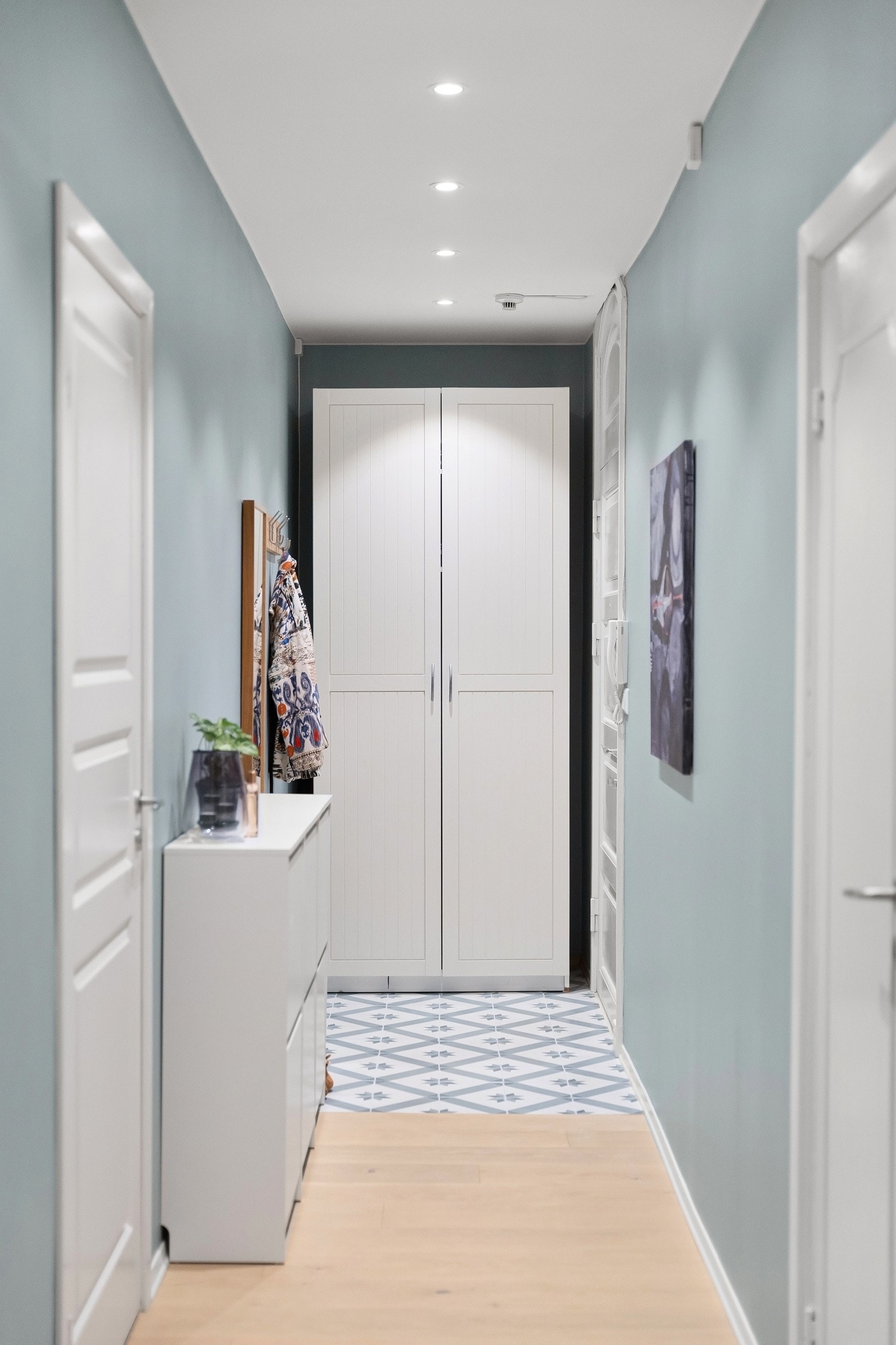 Den moderne fargepaltetten på vegg står fint i stil fliser fra Historiske fliser på gulv. Galleribilde