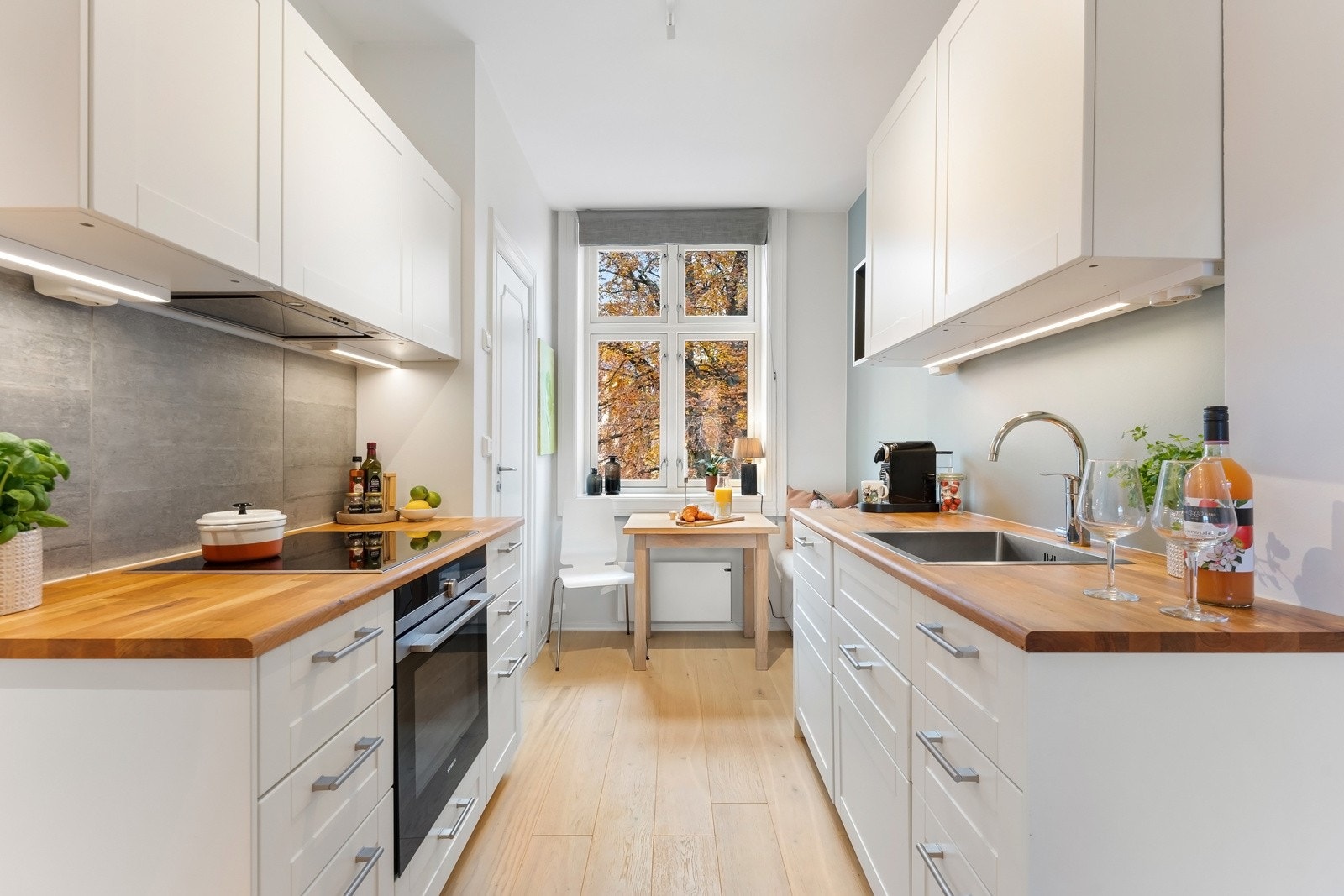 Kjøkken ligger praktisk avskilt fra stuen. Galleribilde