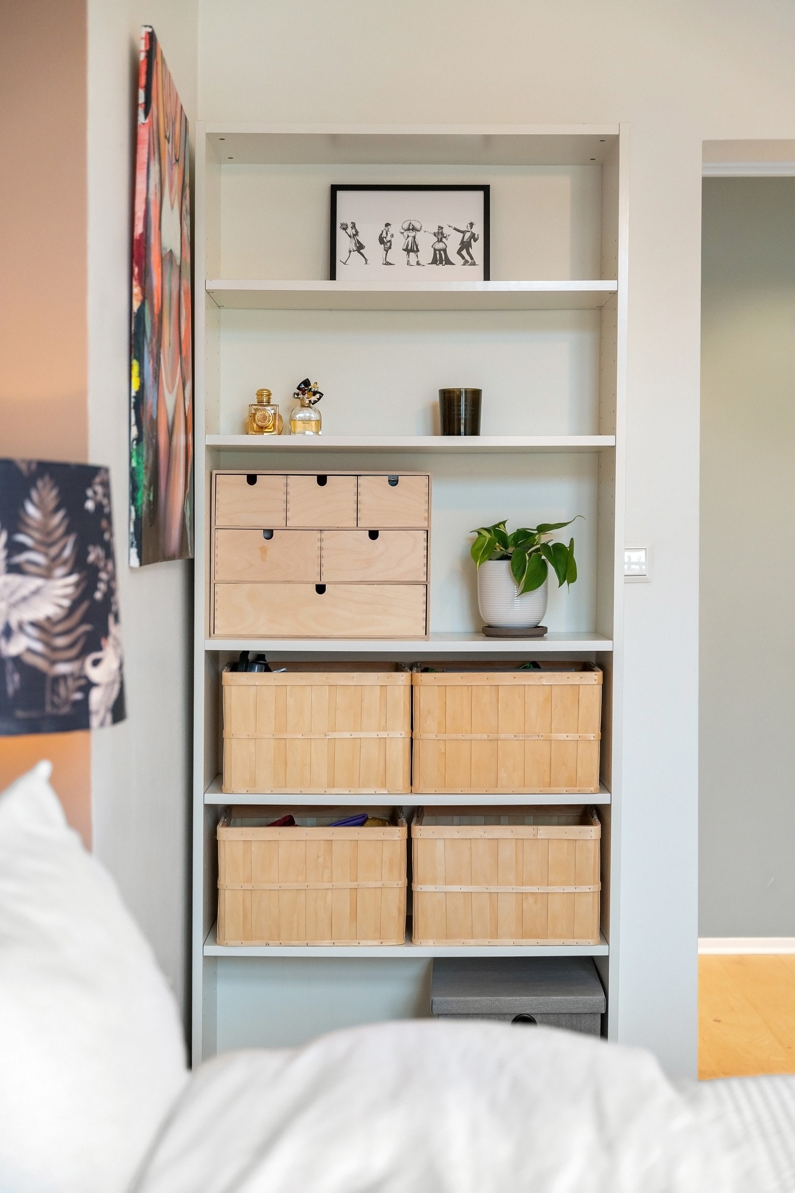 Hylle i vegg på soverom gir ekstra oppbevaring. Galleribilde