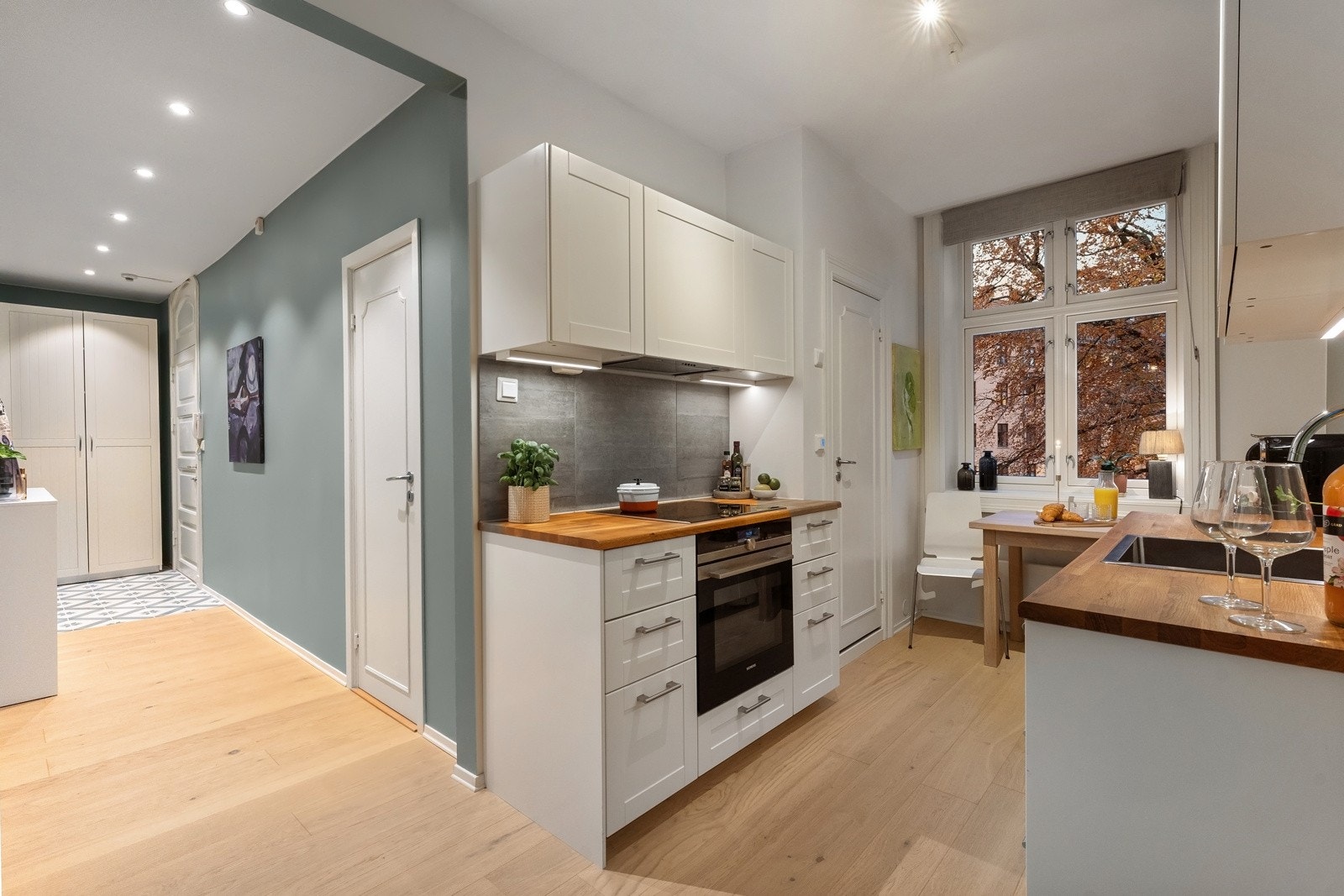 Kjøkkenet har ventilator med kullfilter. Galleribilde