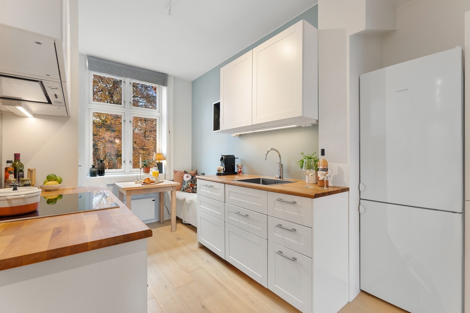 Selve kjøkkenet en tidløs kjøkkeninnredning fra 2016 men benkeplate i heltre. Galleribilde