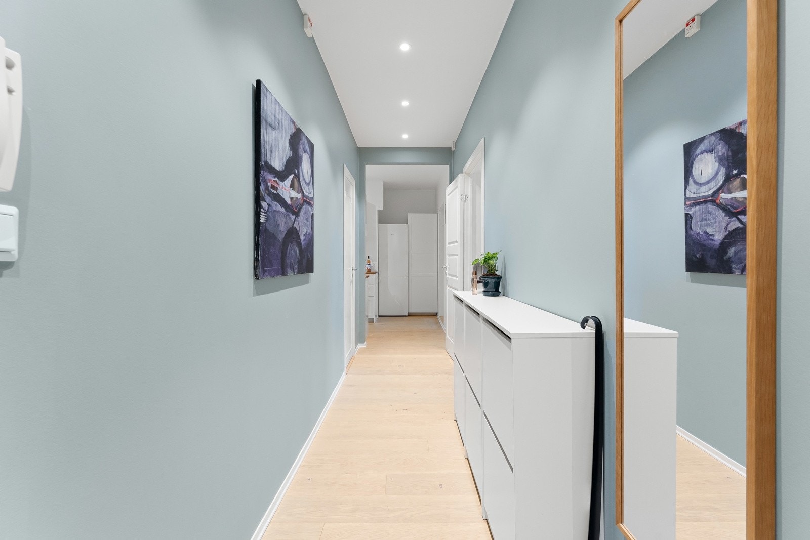 I boligen har du en romslig entré der det er montert garderobe og skoskap. Galleribilde