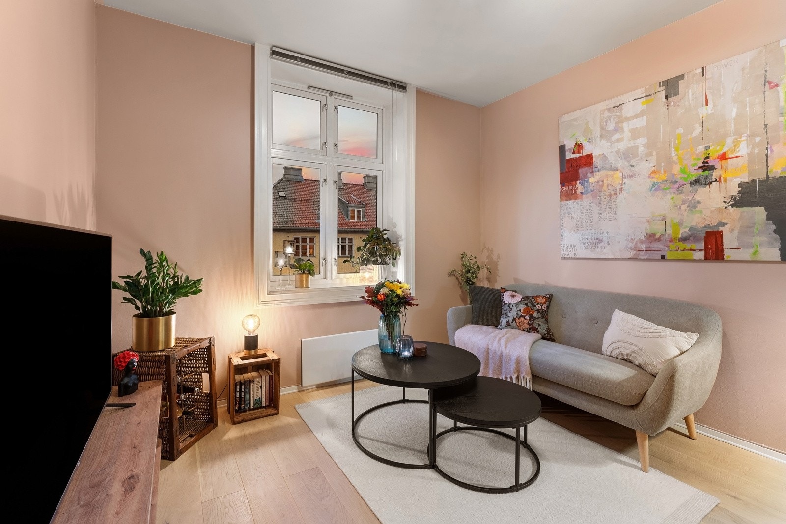 Boligen har en trivelig og romslig stue der du har plass til både sofagruppe og øvrig møblement. Galleribilde