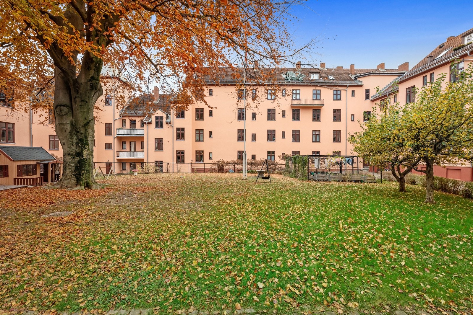 Et stort tre står i senter av bakgården og er et vakkert skue både om sommeren og høsten. Galleribilde