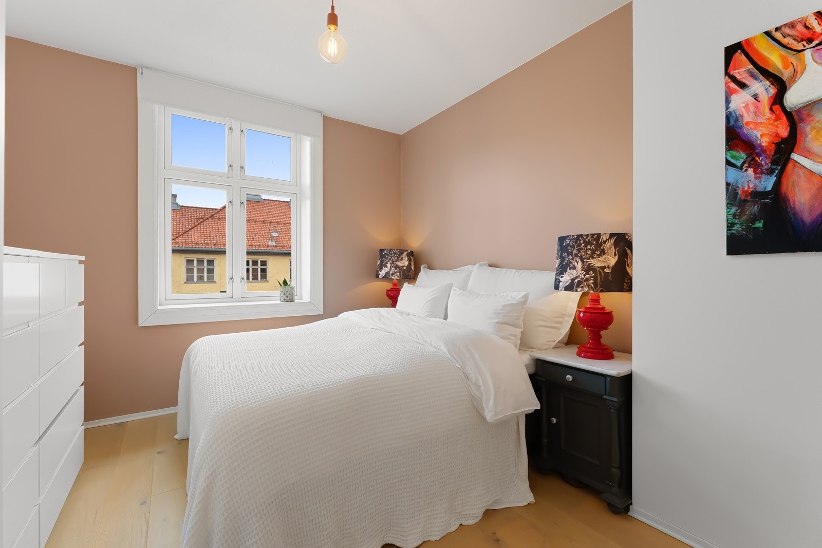 Boligen har et romslig soverom med plass til bred dobbeltseng og tilhørende nattbord. Galleribilde