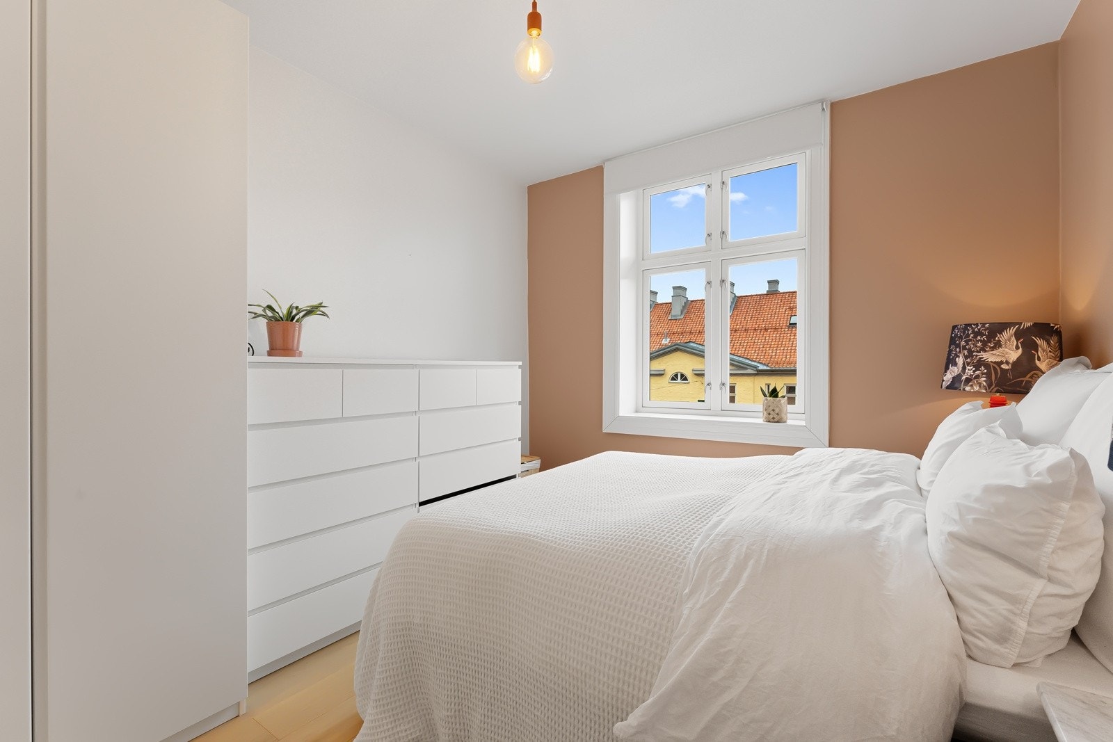 Soverommet vender mot rolig gate. Galleribilde