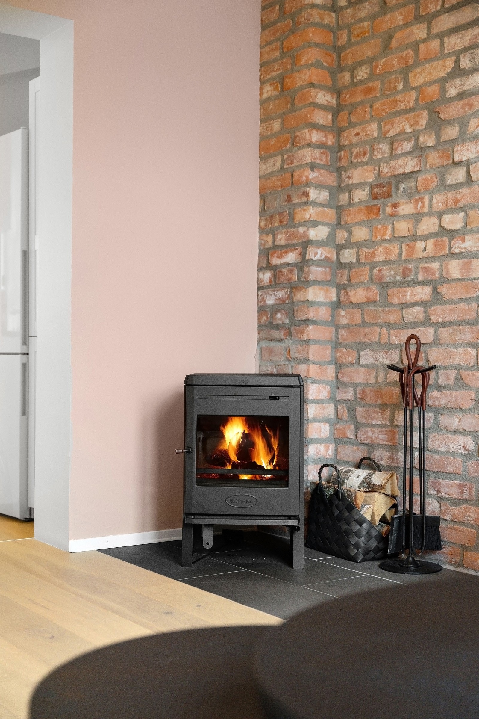 Peisen i rommet supplerer godt med varme og bidrar til hyggelig stemning på kalde høst- og vinterkvelder. Galleribilde