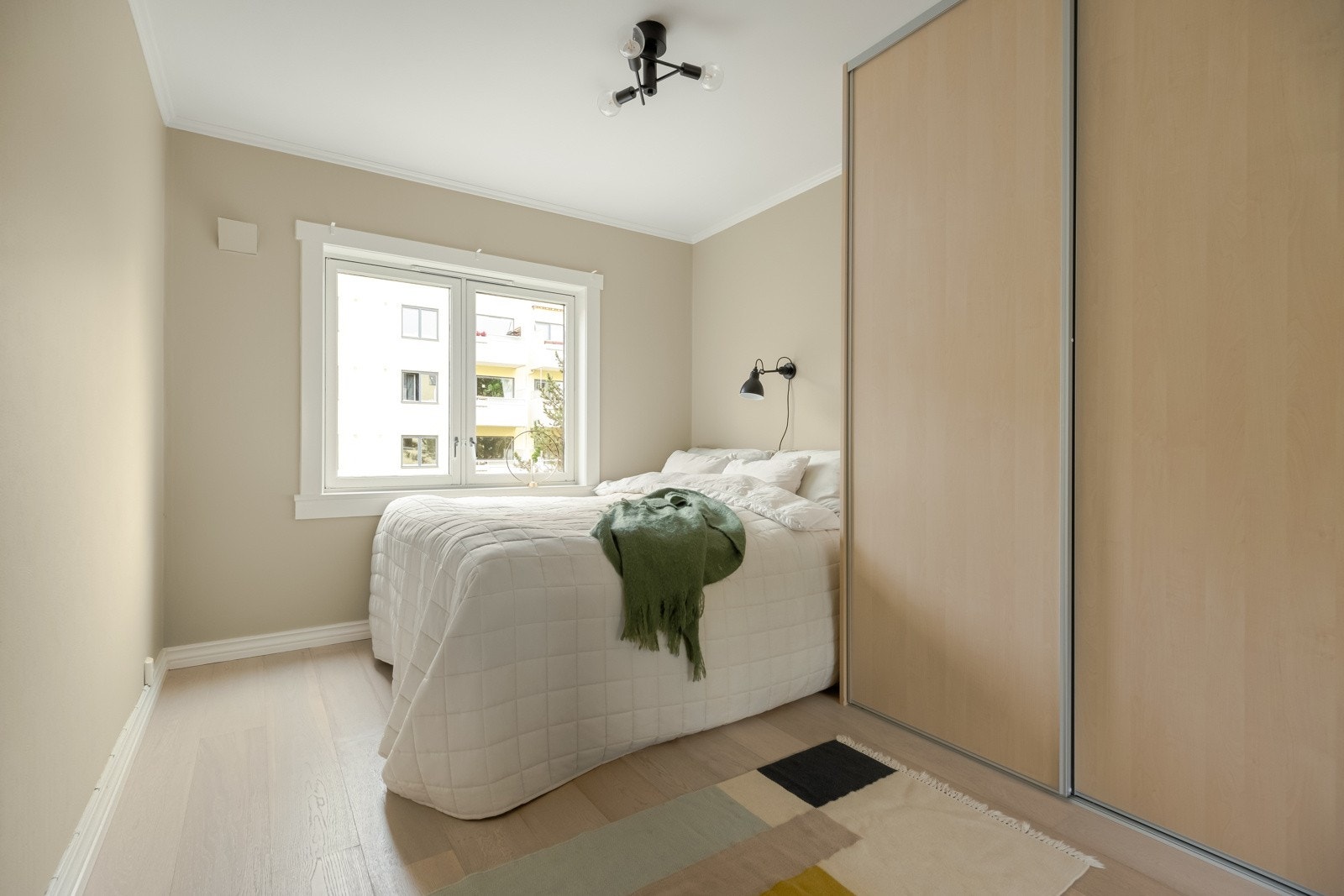 Dette er et stort og deilig soverom med god plass til dobbeltseng. Galleribilde