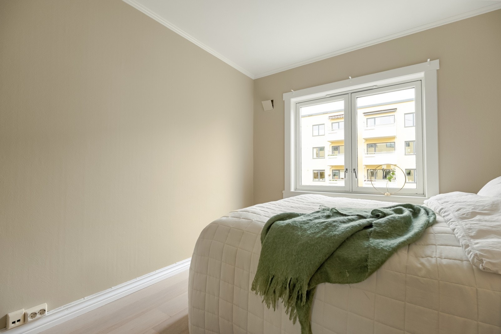 Soverommet vender mot fine grøntområder i bakgården. Galleribilde