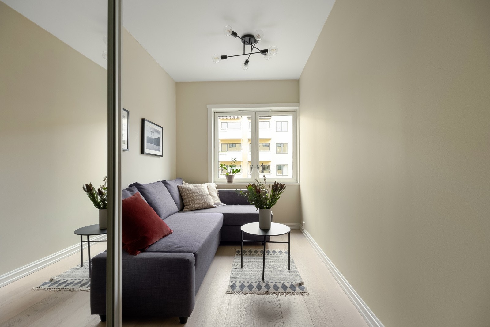 Også dette rommet vender mot fine grøntområder i bakgården. Galleribilde