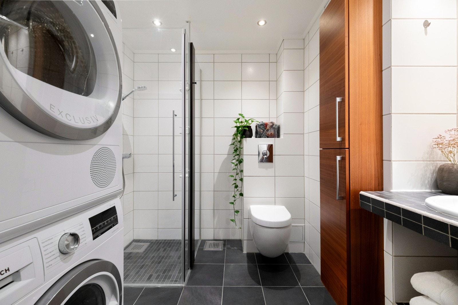 Badet er innbydende med fliser på vegger og gulv. Det ble pusset opp i 2007 i regi av tidligere eier. Galleribilde