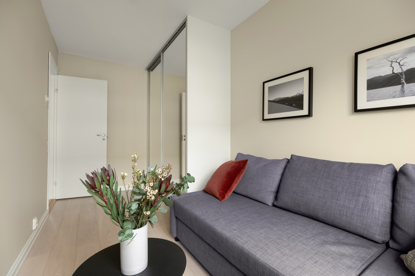 Det er god plass til seng eller kontorpult. Garderobeskapet medfølger leiligheten. Galleribilde