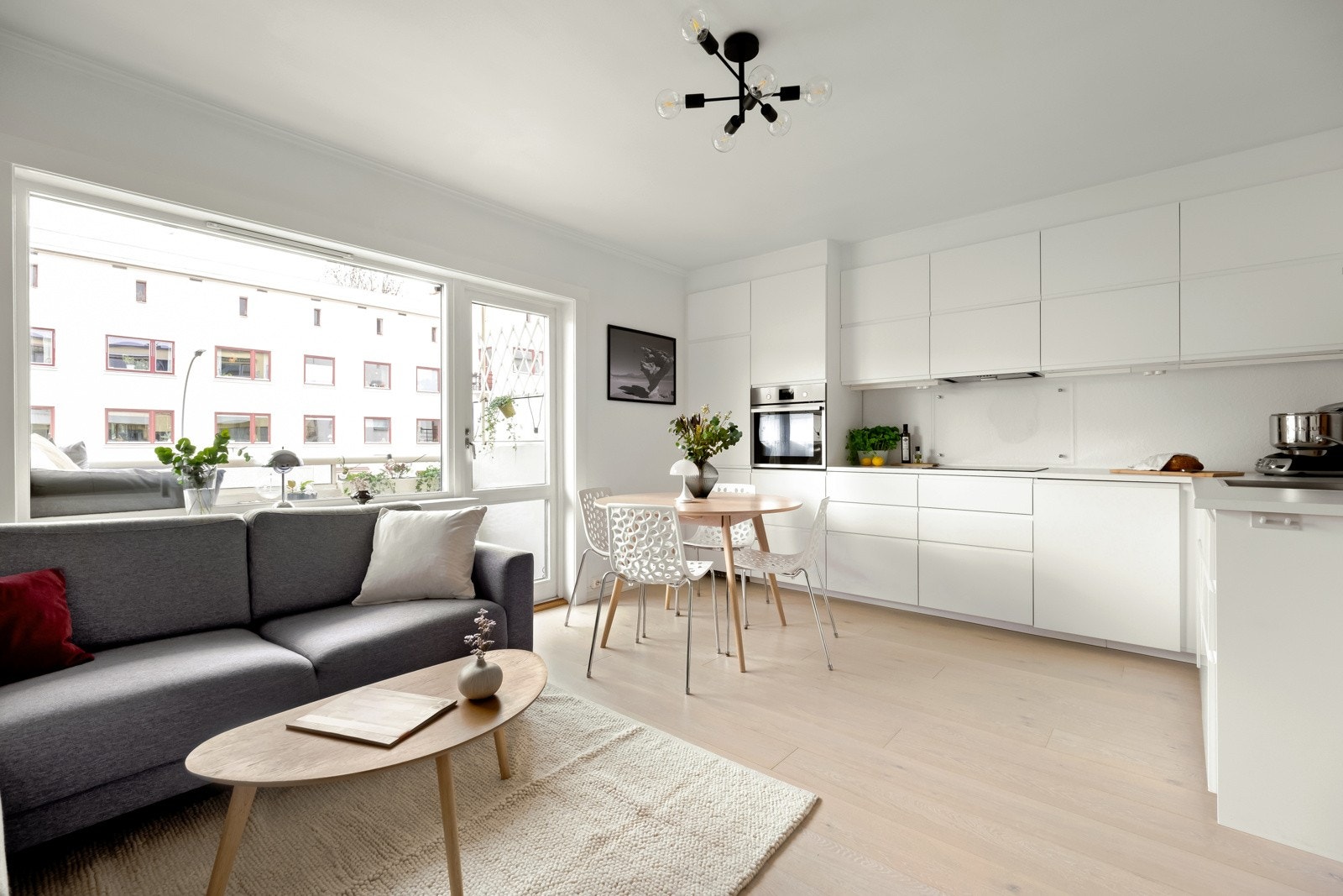 Den åpne og sosiale kjøkken- og stueløsningen er perfekt når venner og familie kommer på besøk. Galleribilde