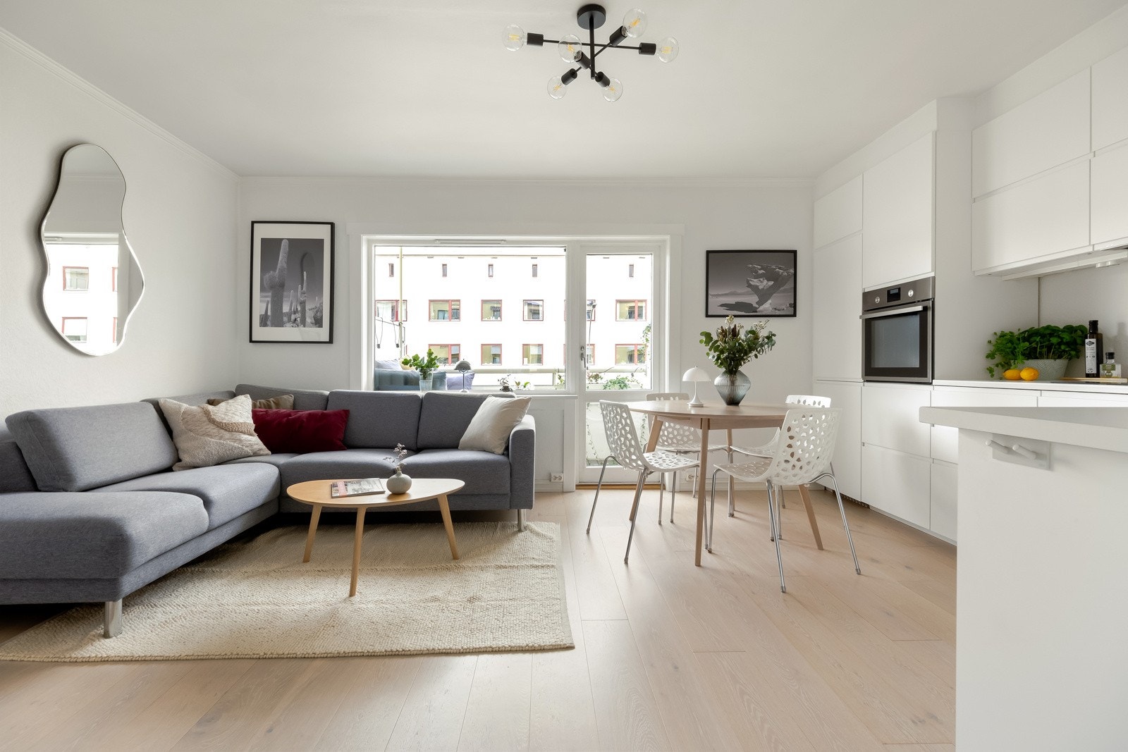 Vi starter først i stuen og kjøkkenet som er det naturlige oppholdsrommet. Her er det store vindusflater som slipper inn godt med dagslys. Galleribilde