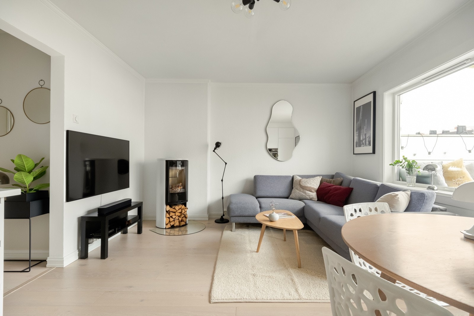 Det er god plass til sofagruppe, salongbord og TV-benk. Verdt å nevne: Både TV og internett er inkludert i månedlige felleskostnader. Galleribilde