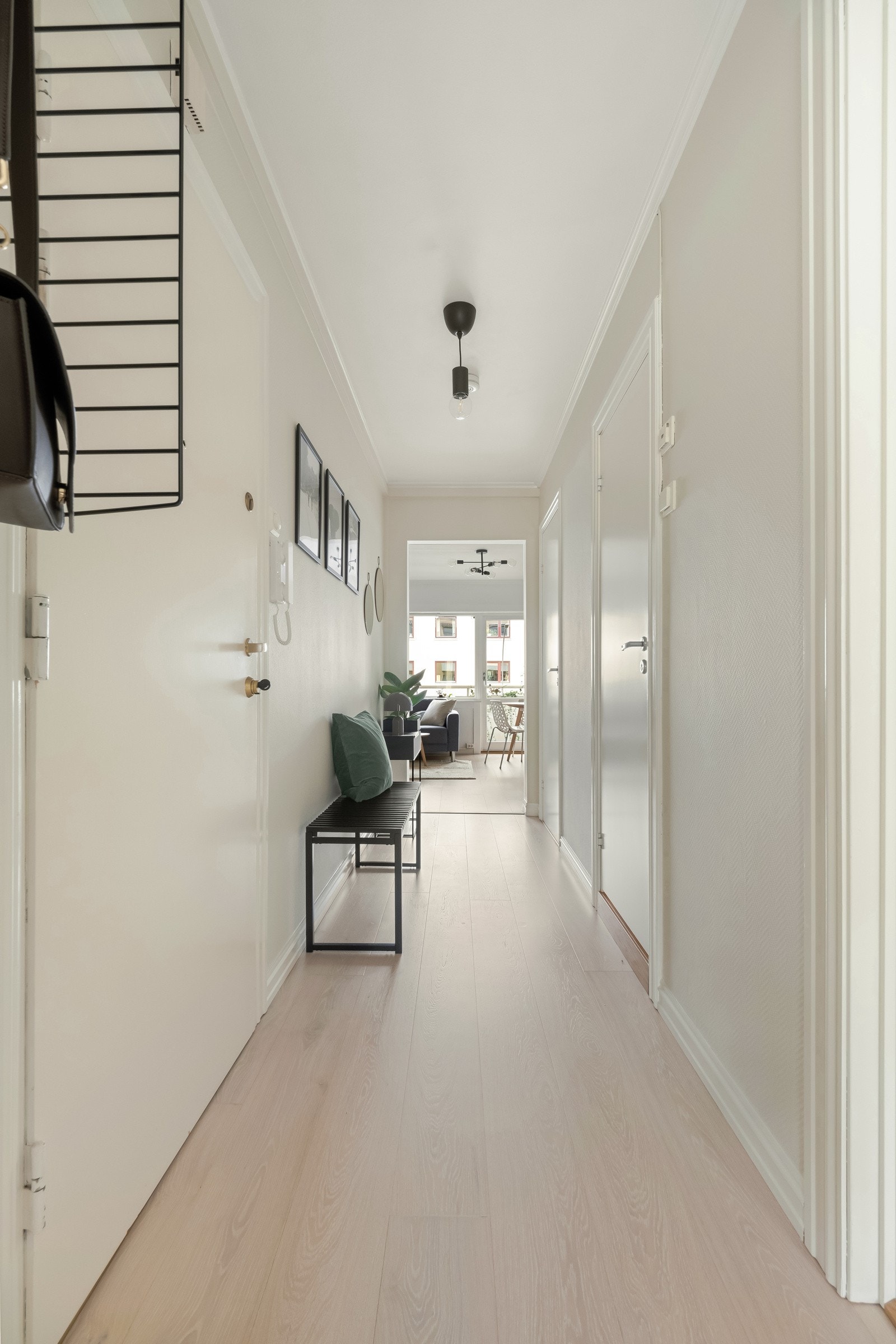 Leiligheten disponerer for øvrig tre kjellerboder for god lagring, som alle er på 2 m² (6 m² totalt). Galleribilde