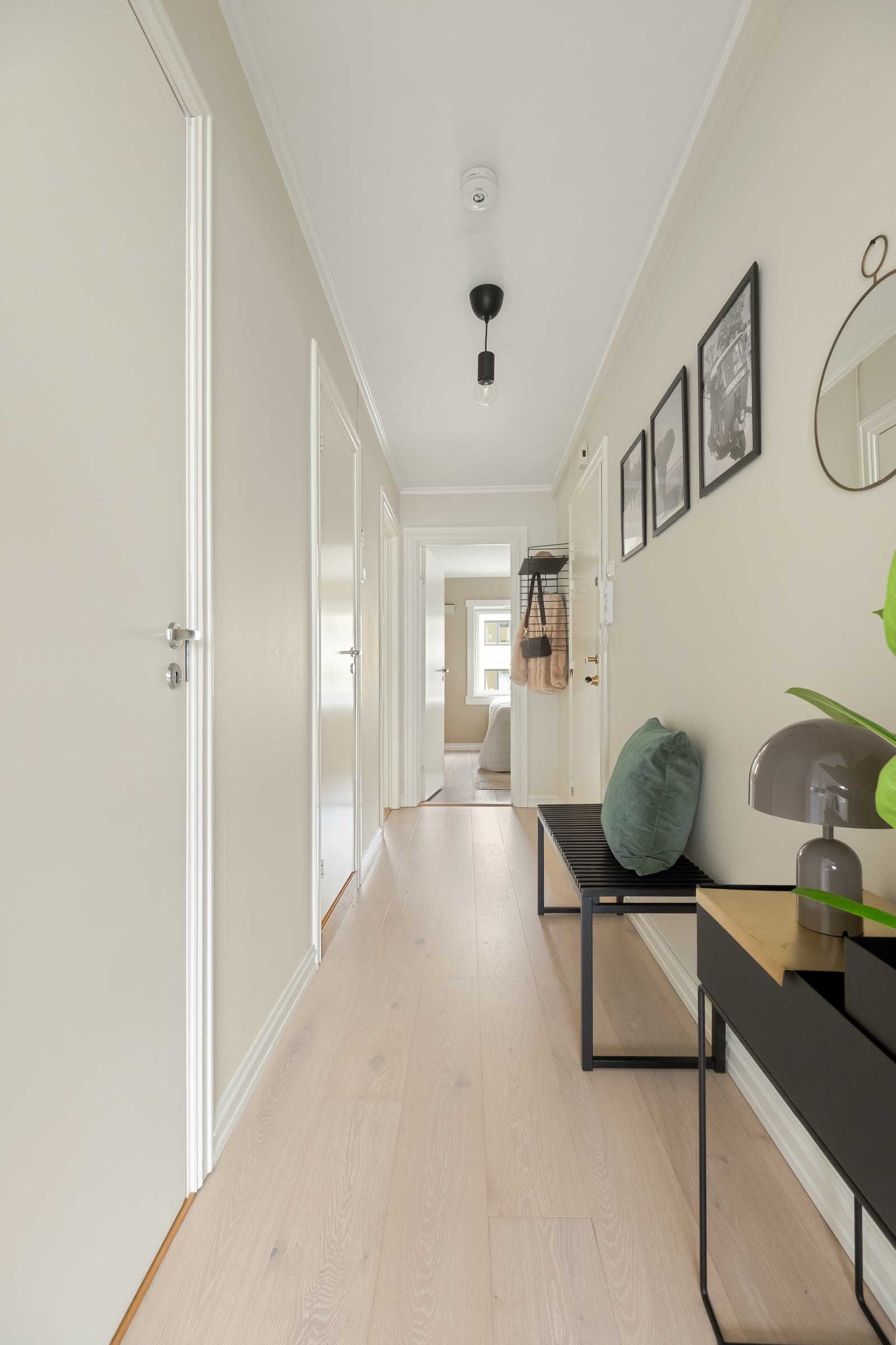 Fra gangen er det adkomst videre til alle rommene i leiligheten. Det er god plass til å henge fra seg yttertøy og plassere sko. Galleribilde