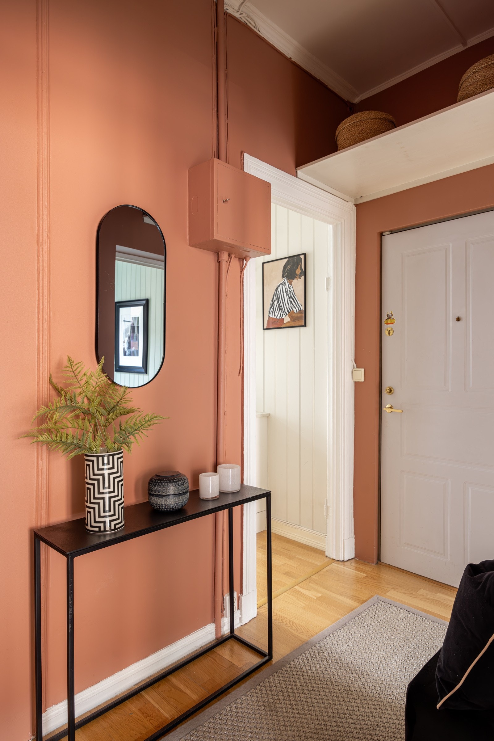 Pen entrè/gang med callinganlegg og lyd-/brannklassifisert inngangsdør. Galleribilde