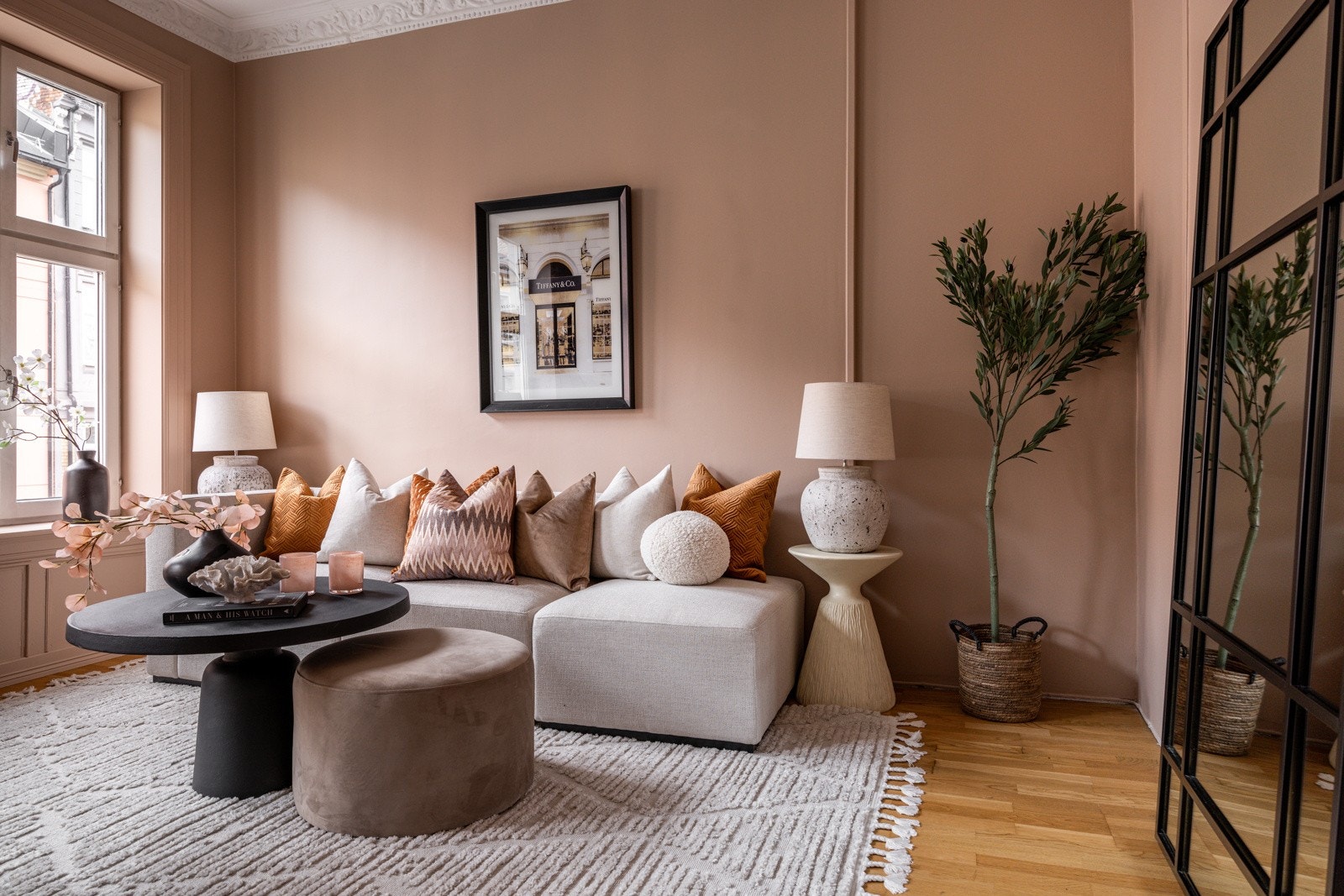 På stuen er det plass til romslig sofagruppe og spisestue. Galleribilde