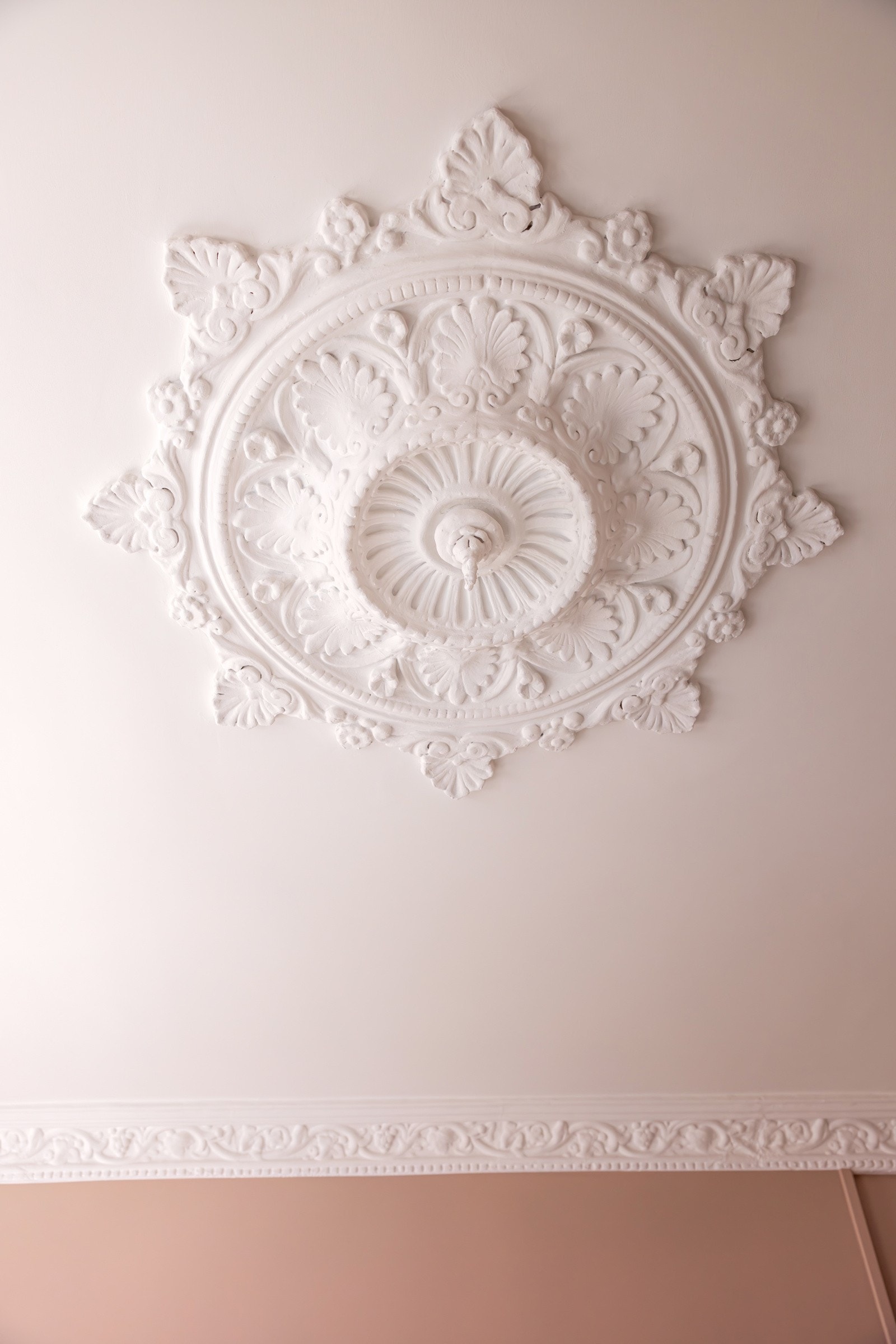 Leiligheten har sjarmerende detaljer som både rosett og stukkatur. Galleribilde