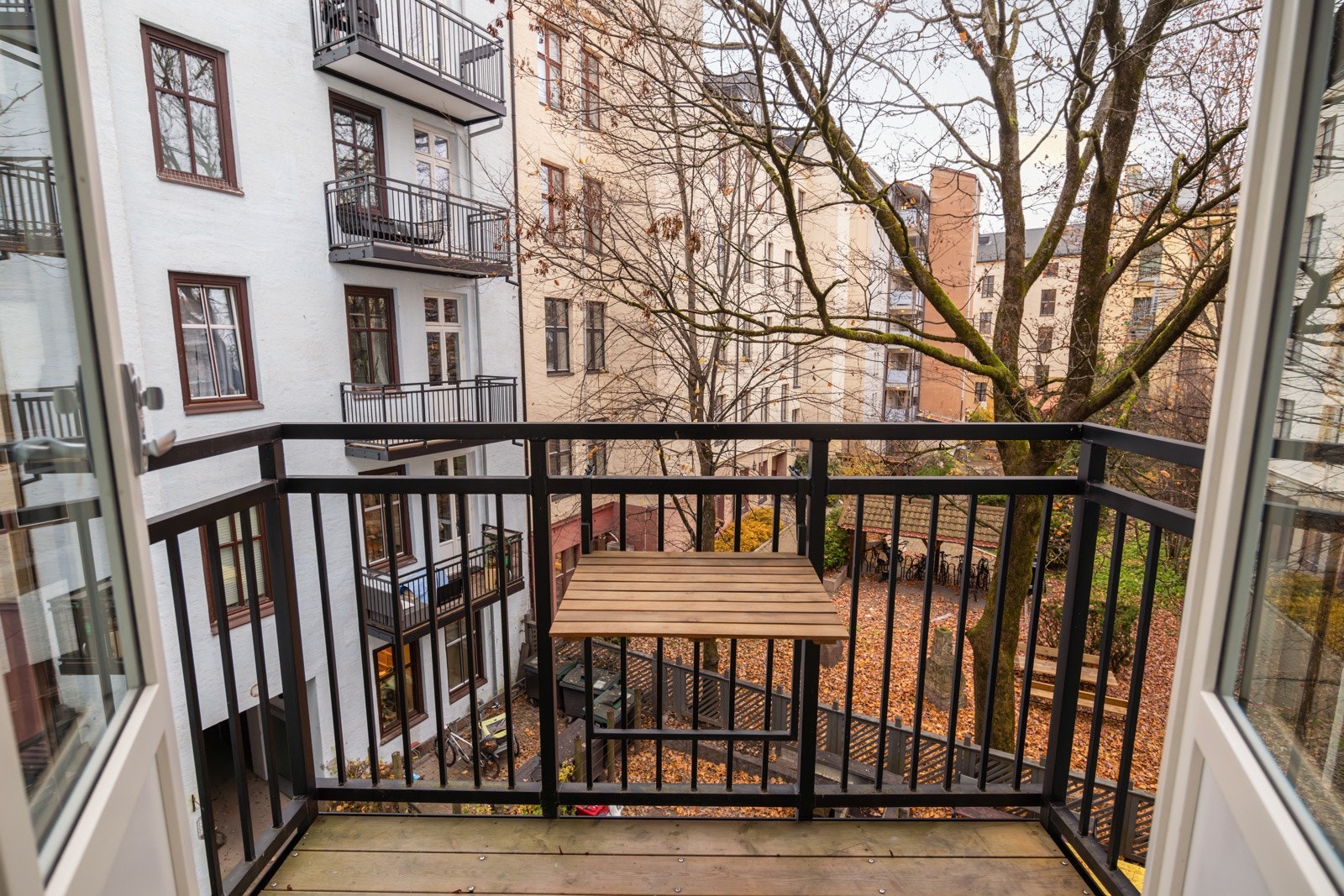 Fra kjøkkenet har man videre adkomst til leilighetens balkong (ny fra 2021). Galleribilde