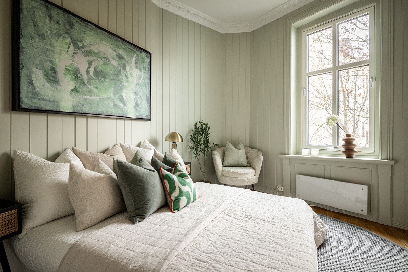 Vinduet inne på hovedsoverommet er fra 2024. Ellers er vinduene i leiligheten fra 2015. Galleribilde