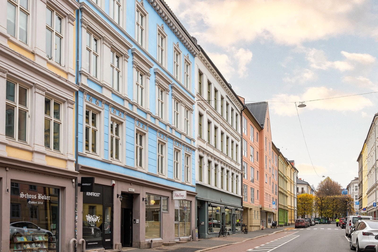 Rathkes gate 2 ligger i en enveiskjørt gate på Grünerløkka. Galleribilde