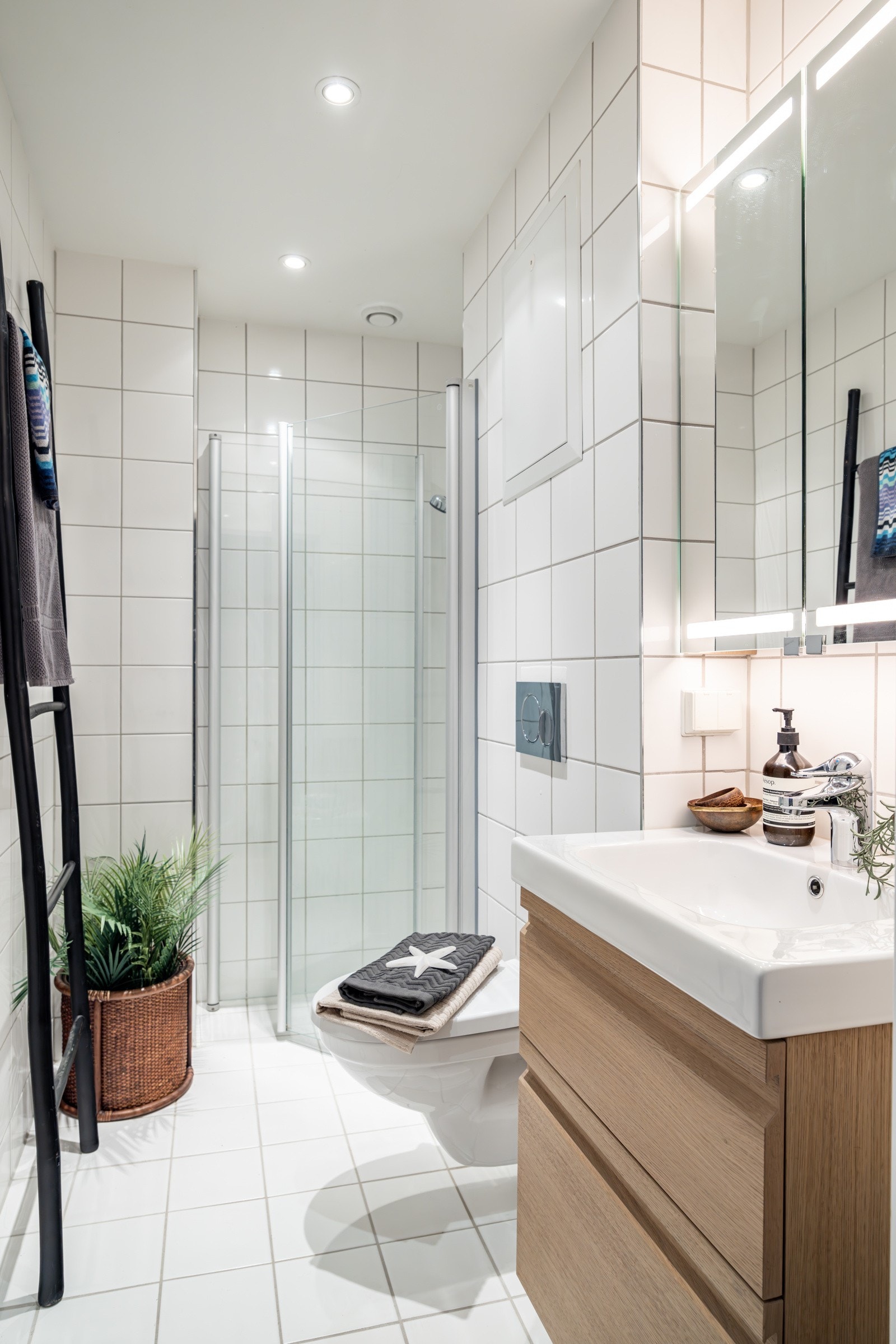 Pent flislagt bad fra 2012 med varme i gulv og downlights i tak. Galleribilde