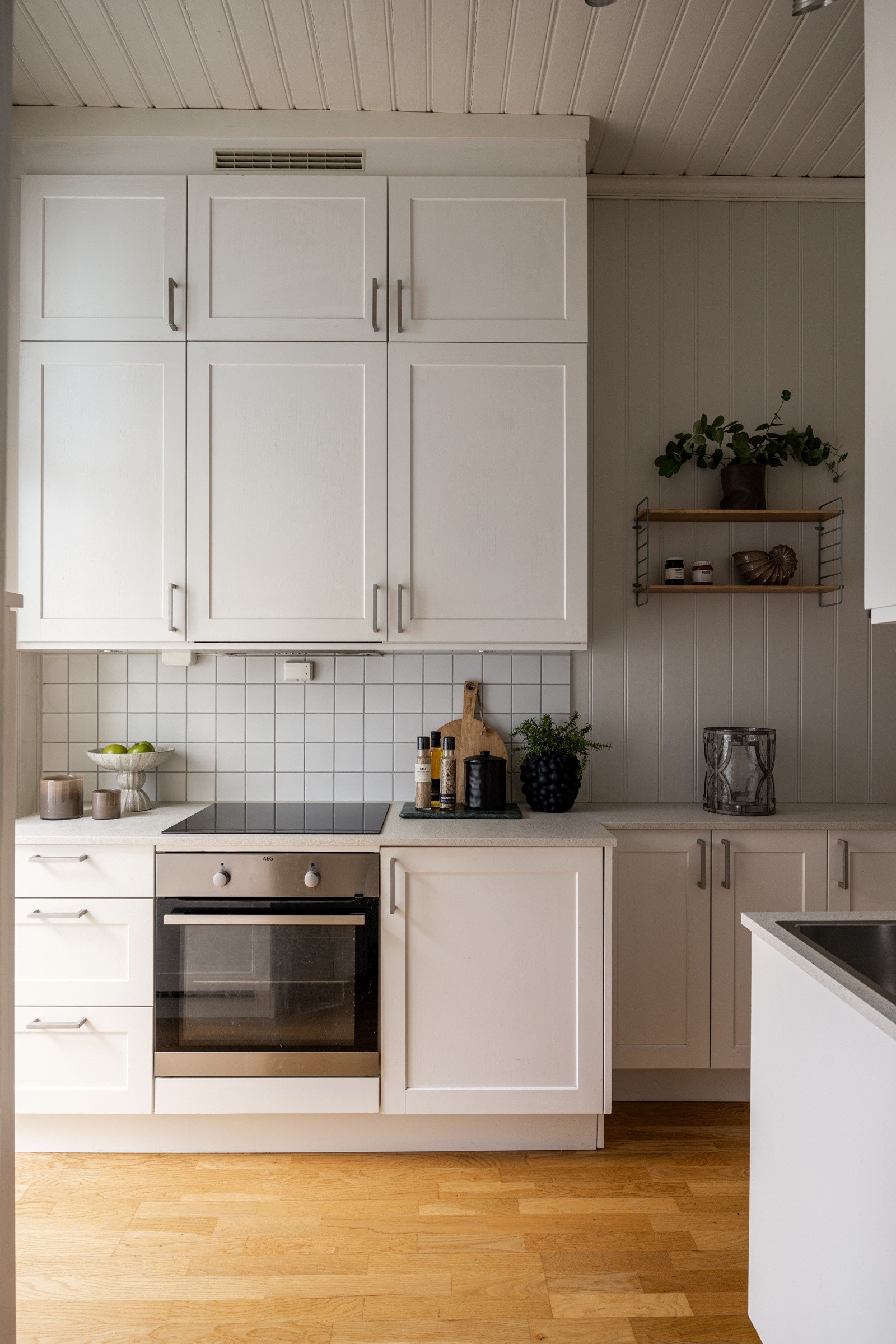 Overskapene strekker seg helt opp til taket for ekstra oppbevaring. Galleribilde