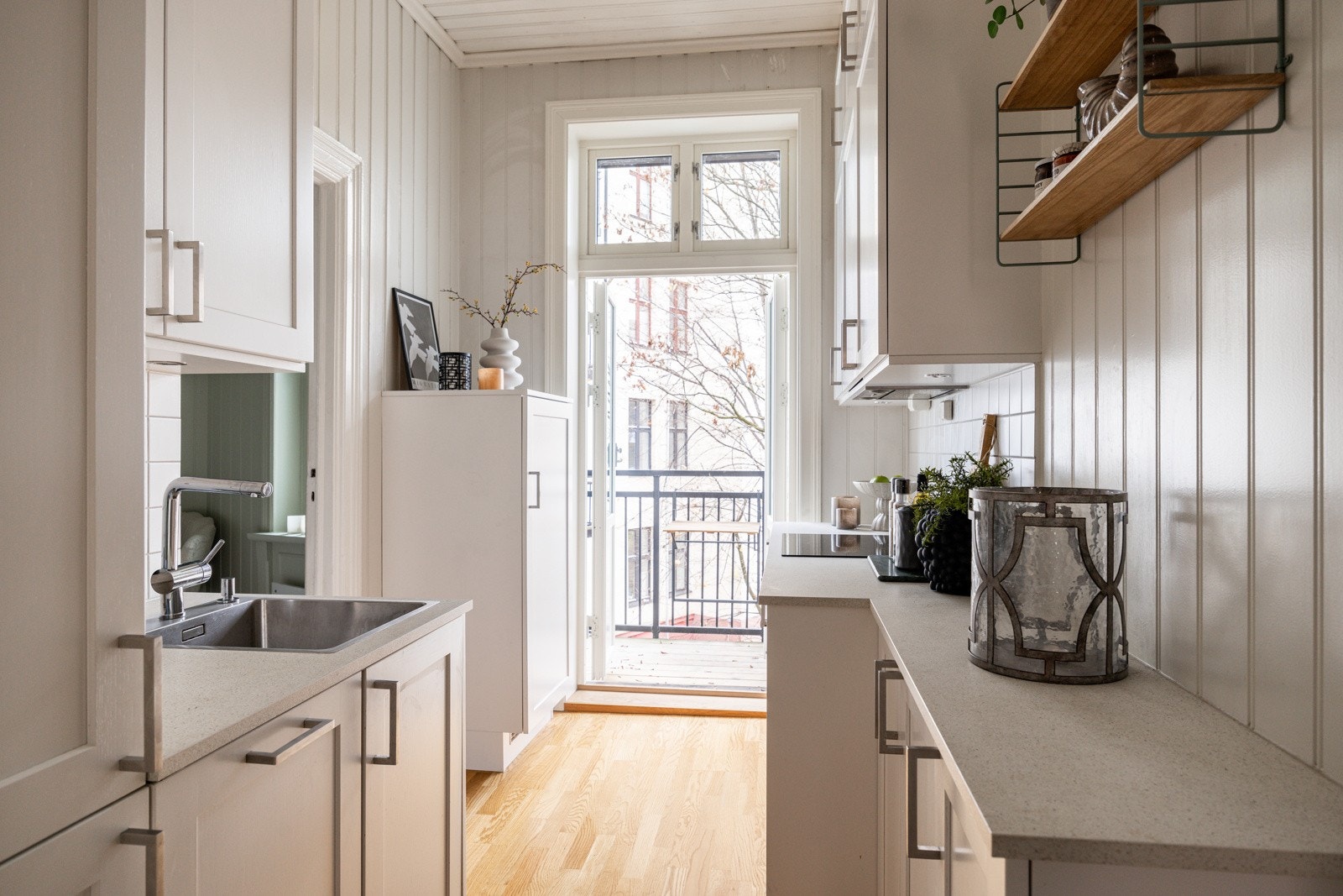 Pent kjøkken fra 2018 med påkostede og moderne hvitevarer. Disse medfølger i salget. Galleribilde