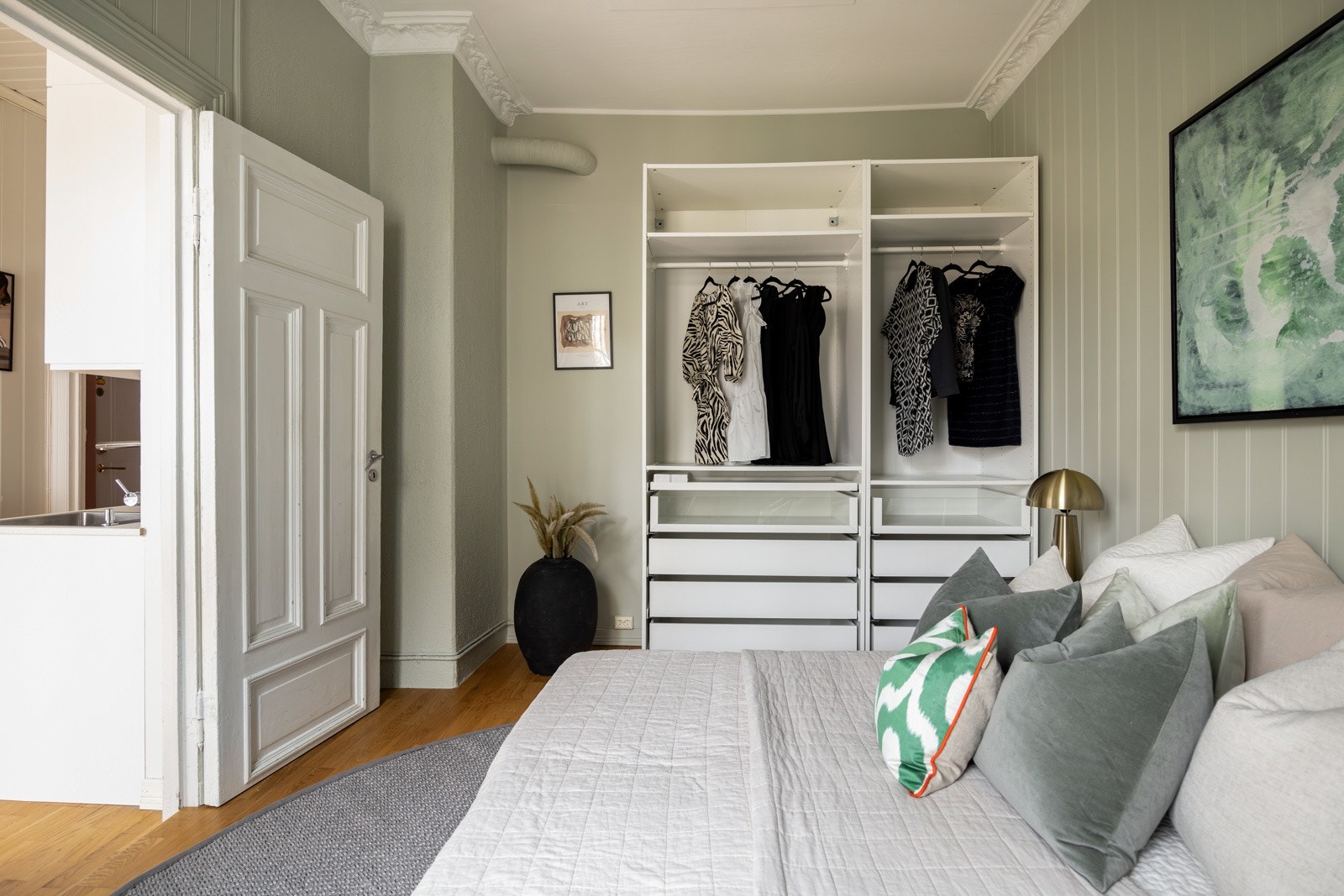 Garderobeskapet på soverommet medfølger i salget. Galleribilde