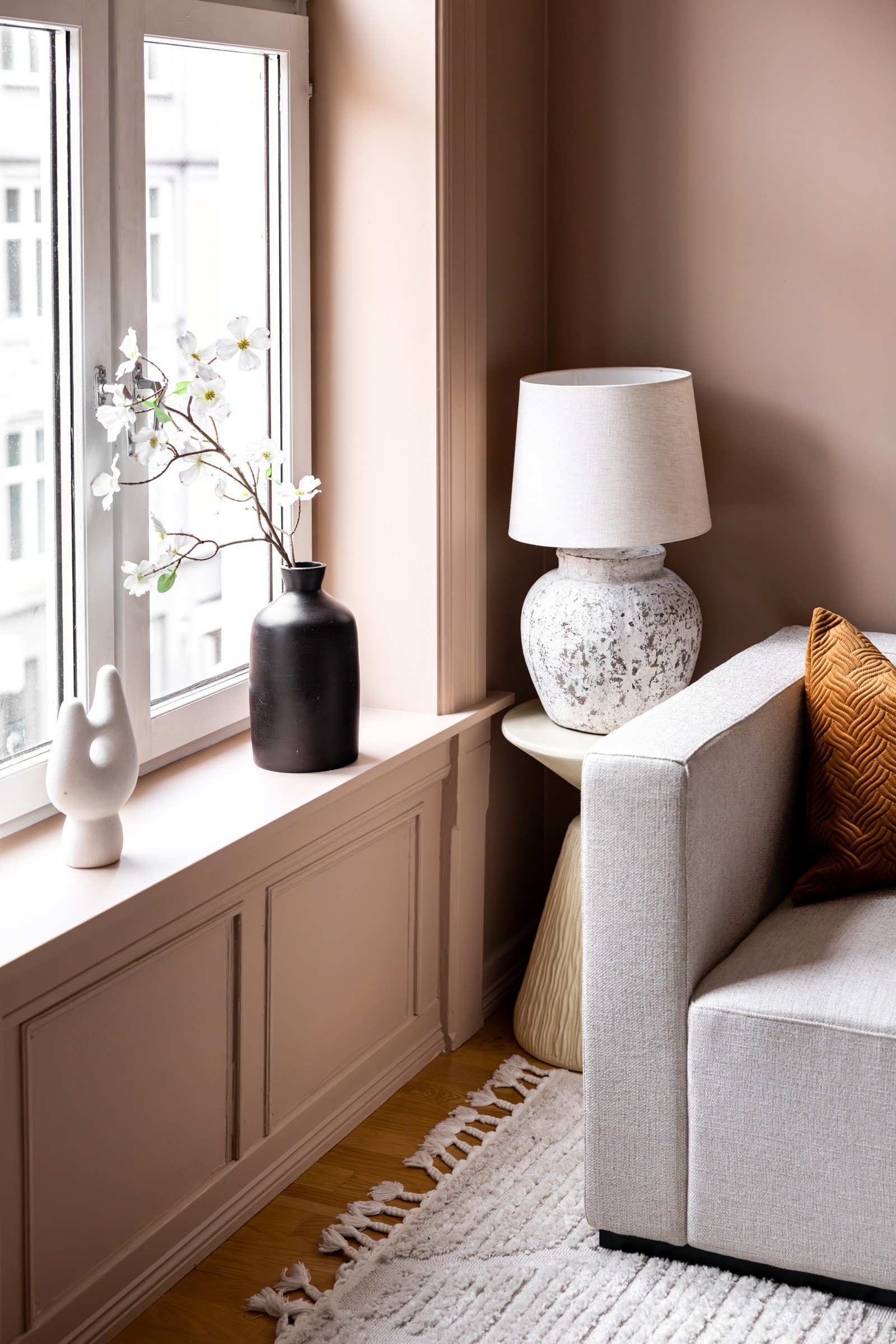 De originale profilene under vindu er pene og velholdte. Galleribilde