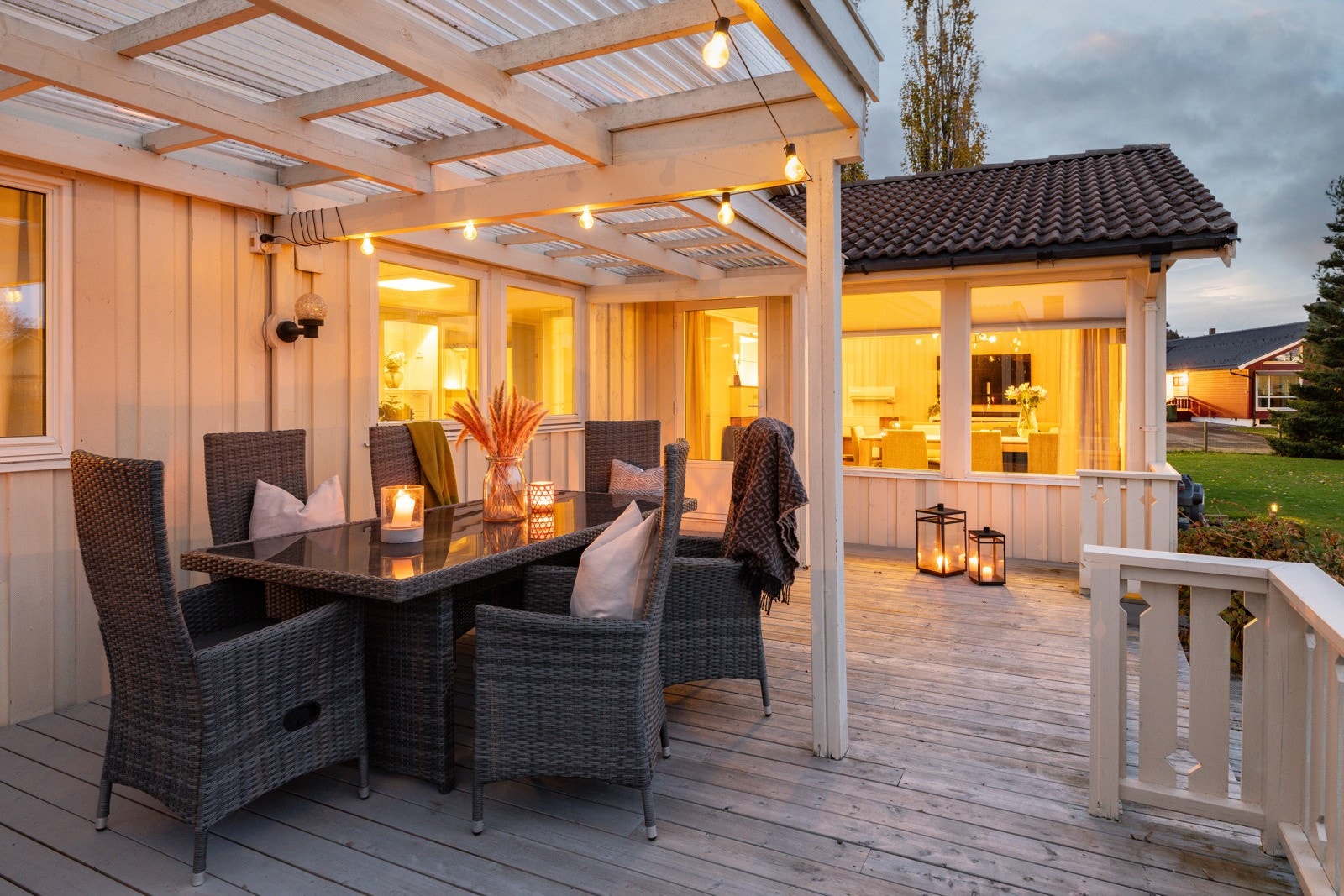 Boligen har store terrassearealer som gir godt med sol store deler av dagen, og siden terrassen er delvis overbygd kan den også brukes på dager med dårligere vær Galleribilde